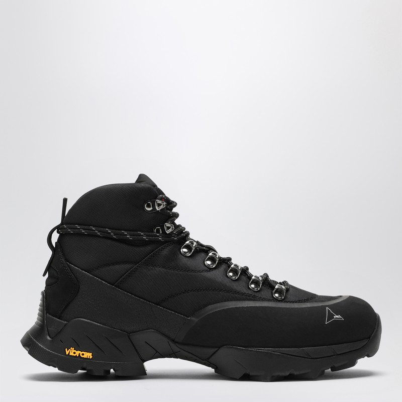 로아(Roa)의 검은색 메시와 가죽 앵클 부츠. 레이스업 잠금장치와 비브람 고무 밑창이 특징입니다. 이미지