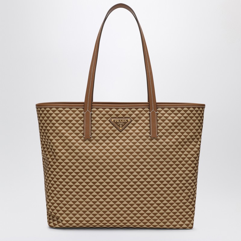 카라멜 컬러의 리나일론 프린트가 들어간 프라다 쇼핑백으로, 상단 핸들 2개, 앞면에 에나멜 메탈 로고 삼각형, 평평한 내부 지퍼 포켓, 가죽 디테일이 특징입니다. 이미지