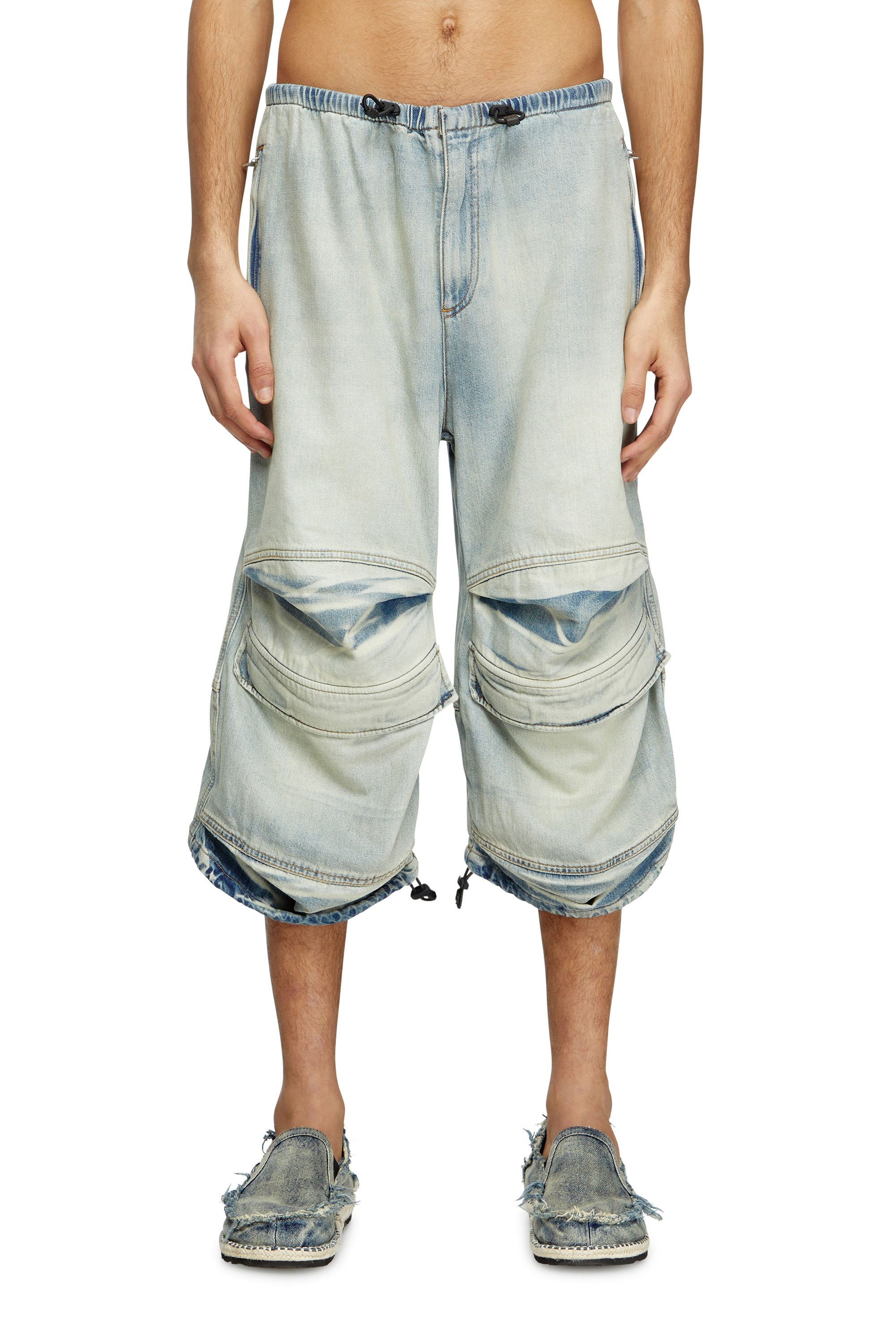 이 남성용 롱라인 반바지는 여유로운 핏, 중간 허리, 넓은 다리 부분이 특징입니다. 이미지