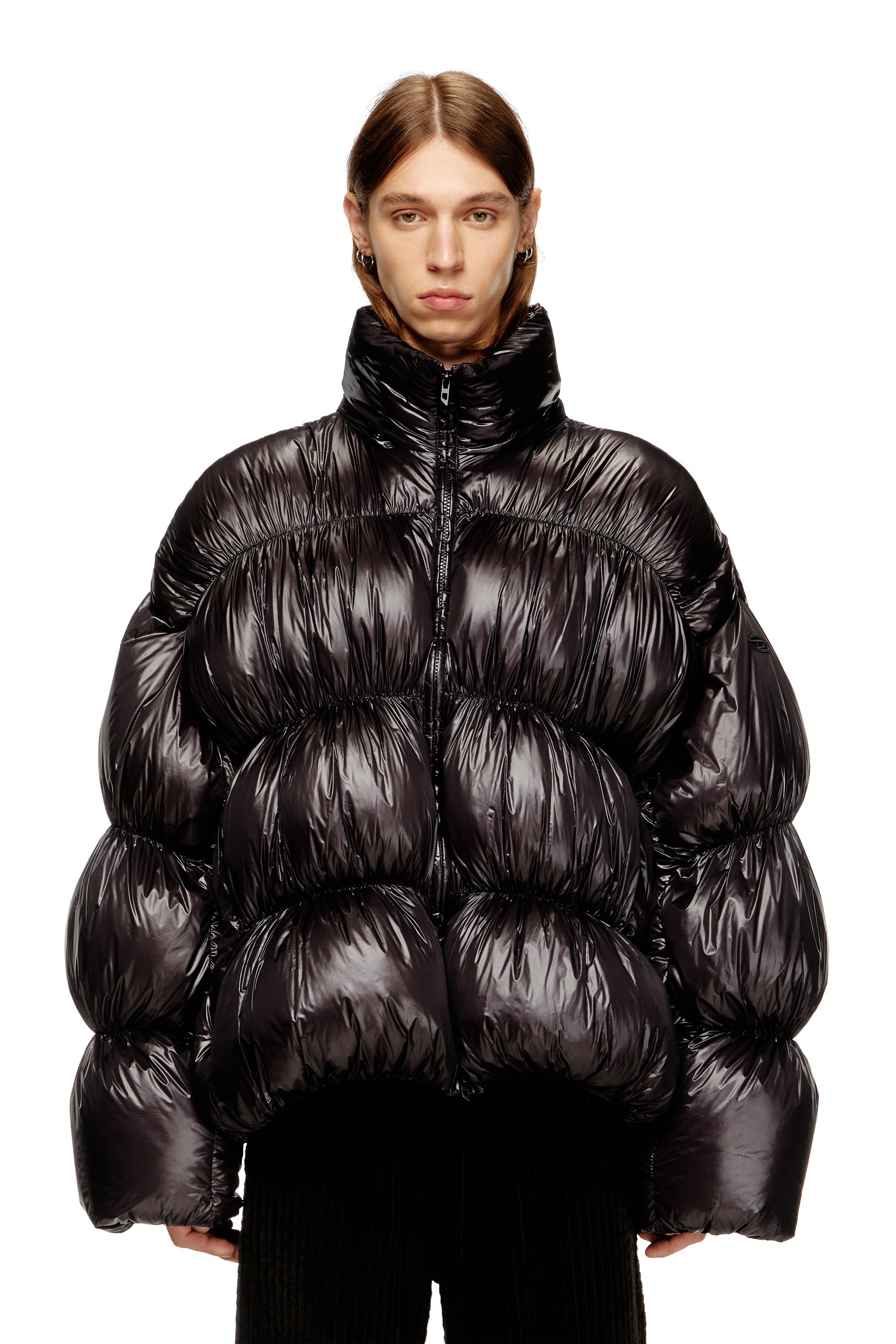 이 남성용 퀼팅 자켓은 보온성 있는 다운으로 뛰어난 방한 기능을 갖추고 있습니다. 이미지