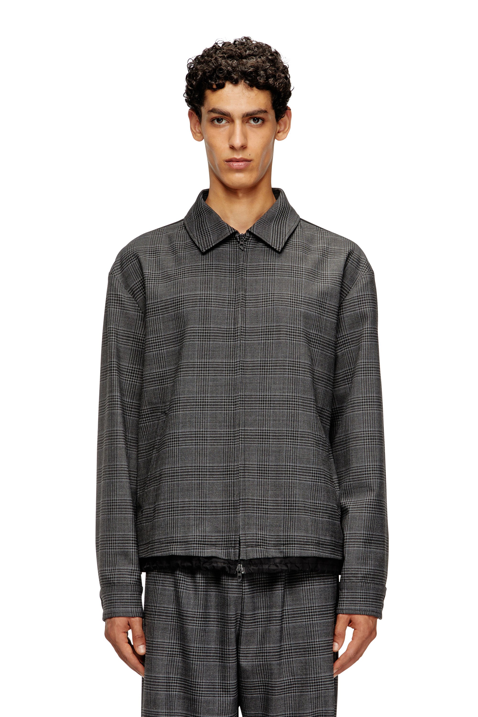 이 남성용 코치 자켓은 디젤의 새로운 테일러링을 선보이는 제품입니다. 이미지