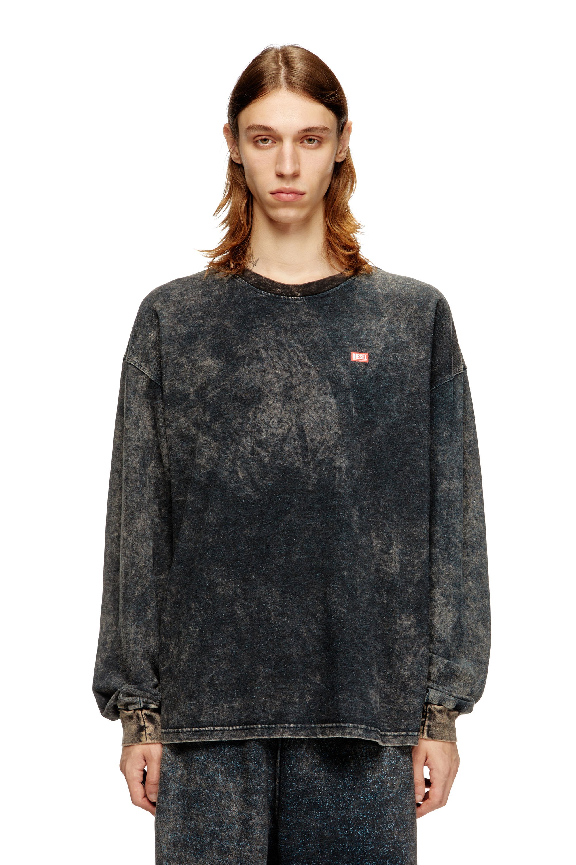 크루넥과 긴소매, 여유로운 핏의 코튼 티셔츠입니다. 이미지