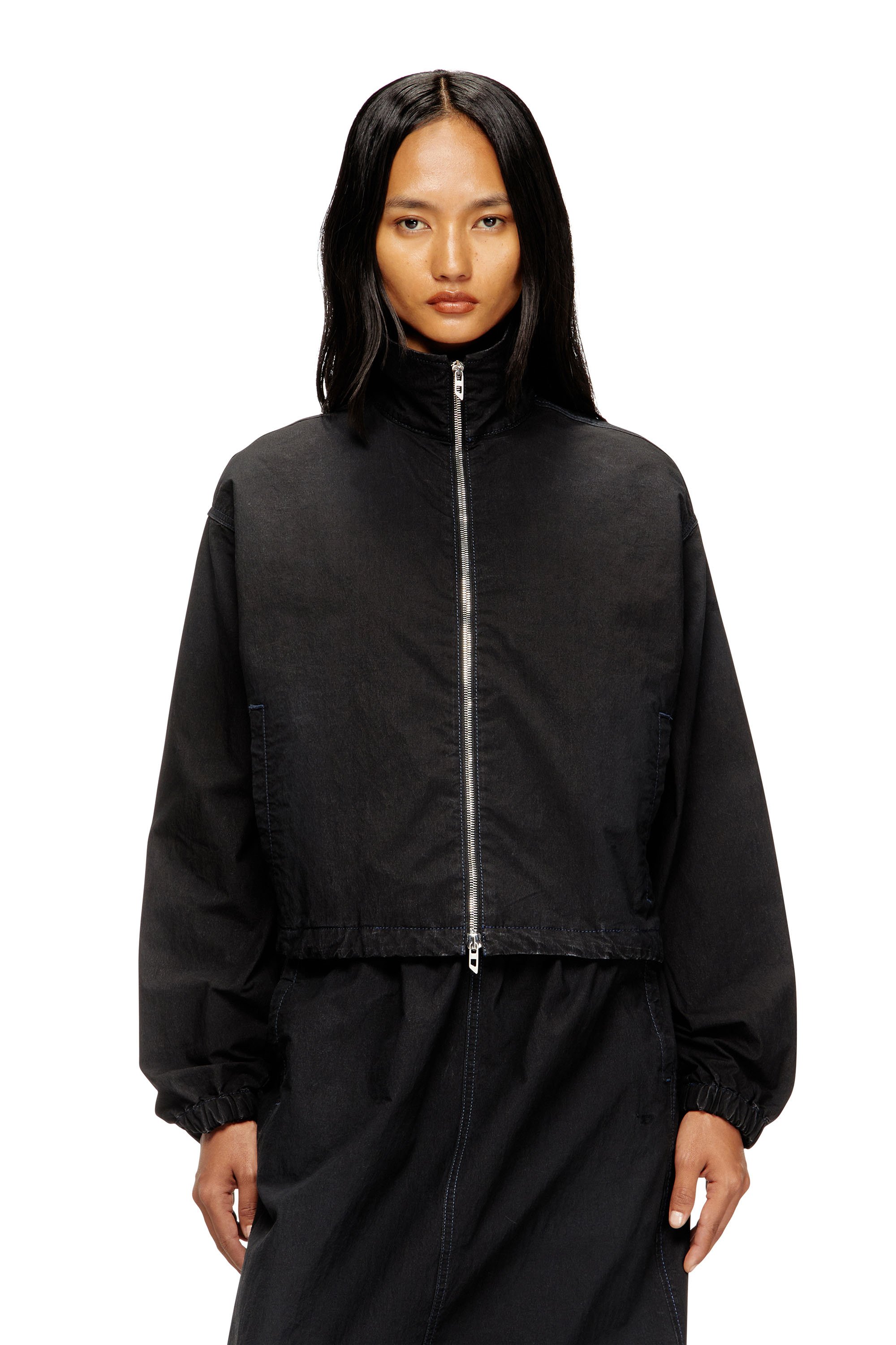 이 가벼운 여성용 자켓은 최고의 편안함을 위해 JoggJeans 소재로 만들어졌습니다. 이미지