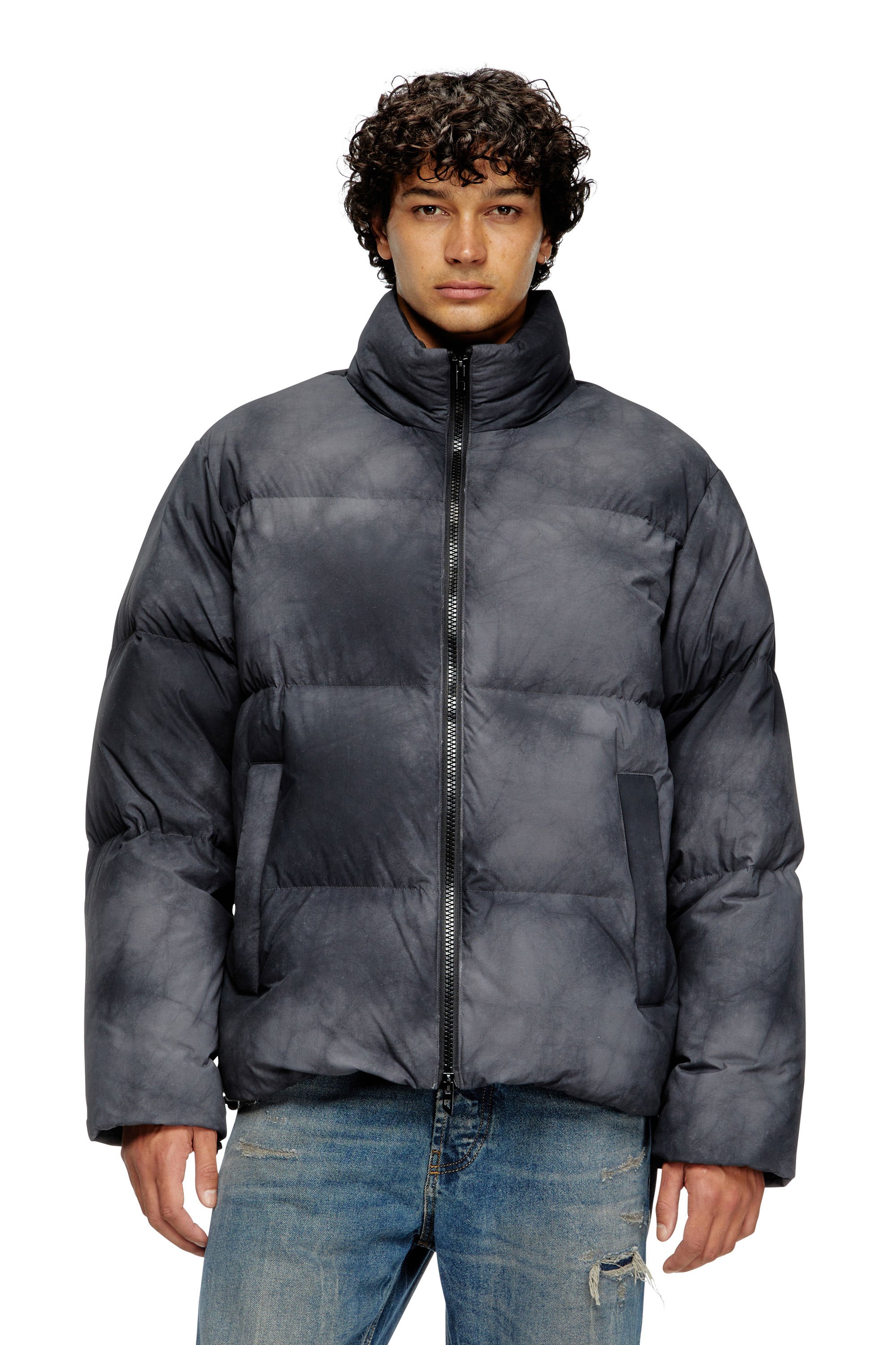 이 남성용 퍼퍼 자켓은 인증된 재활용 나일론으로 만들어졌으며, 얼룩덜룩한 효과를 내기 위해 염색 및 처리되었습니다. 이미지