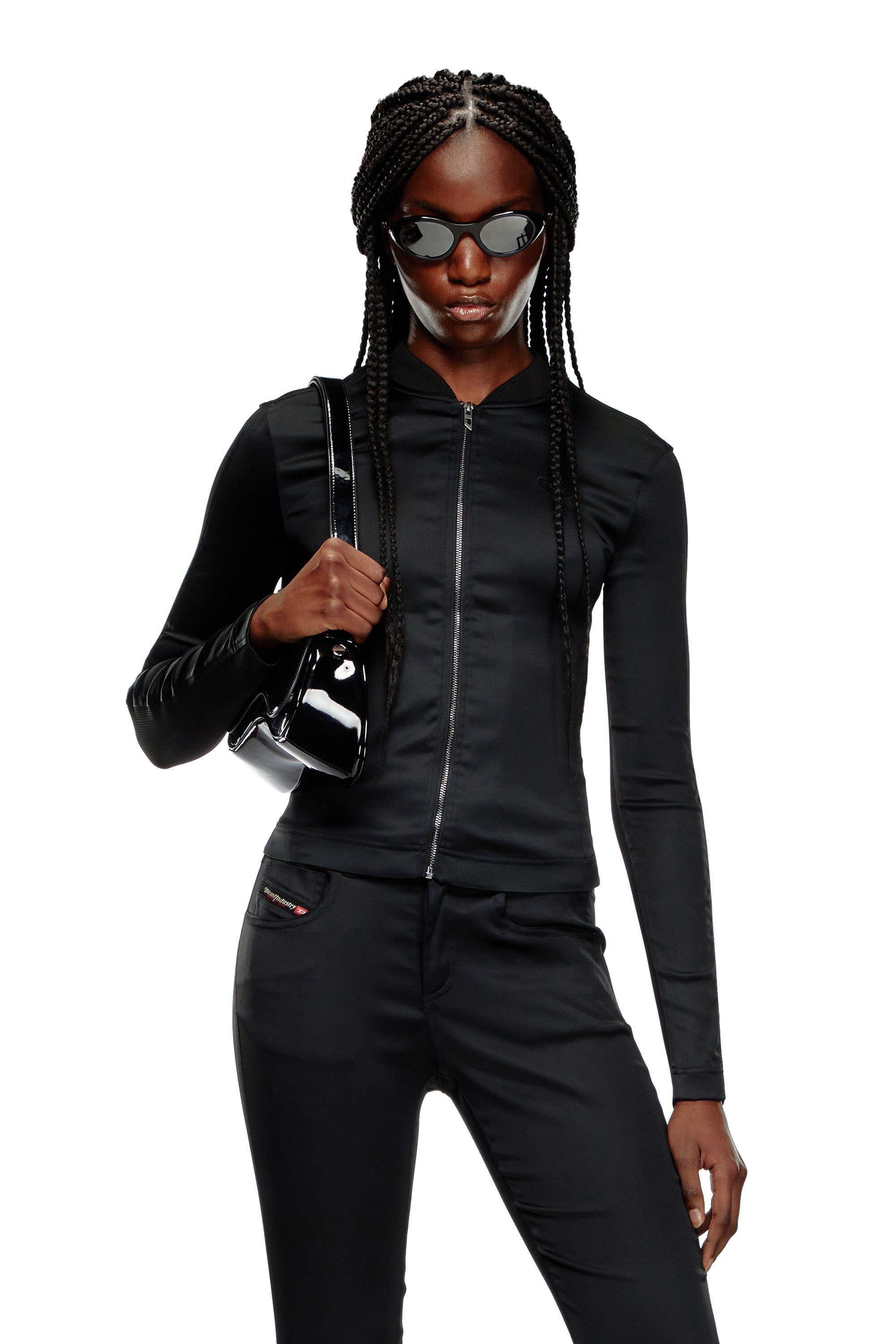 이 여성용 검은색 자켓은 하이브리드 스타일입니다. 이미지