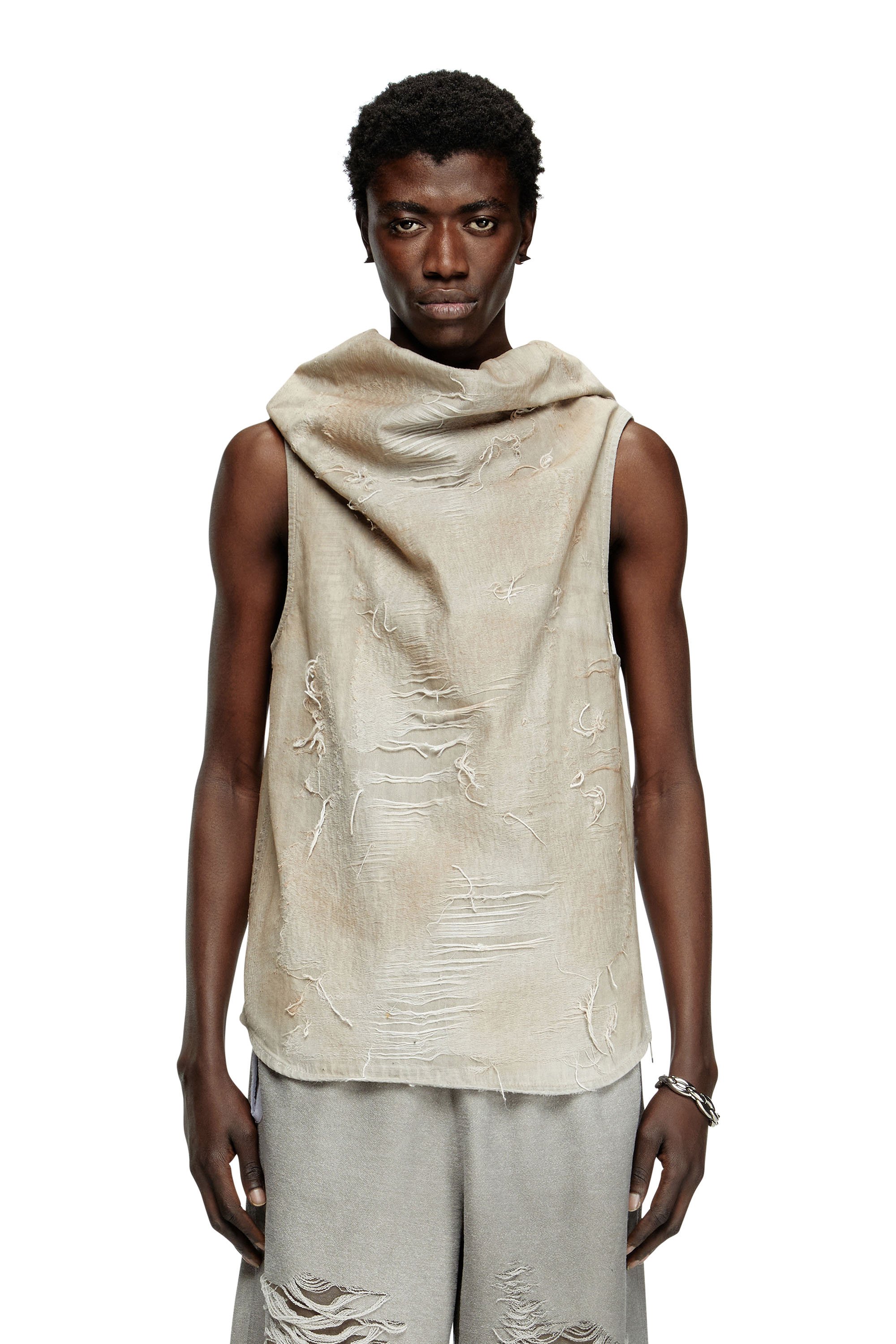 이 독특한 남성용 티셔츠는 부드럽고 약간 늘어진 둥근 목과 곡선 밑단이 있는 여유로운 민소매 실루엣이 특징입니다. 이는 런웨이 쇼의 시그니처입니다. - 2025년 봄 여름 런웨이 쇼; 뒷면 지퍼 이미지