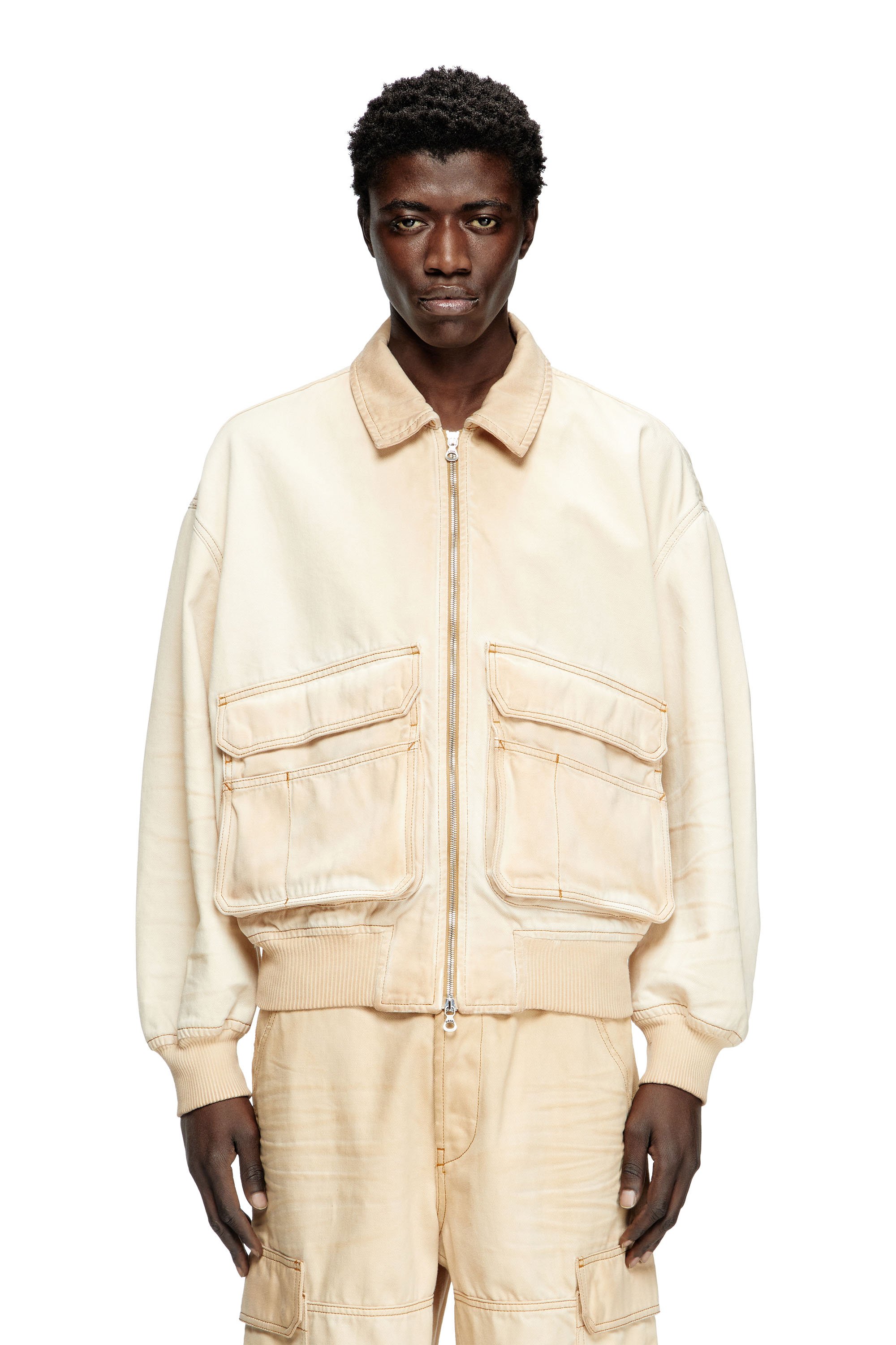 큰 사이즈의 포켓이 특징인 이 봄버 자켓은 성별 구분이 없는 실루엣으로, 여유로운 핏과 톤온톤 리브 트림이 특징입니다. 이미지