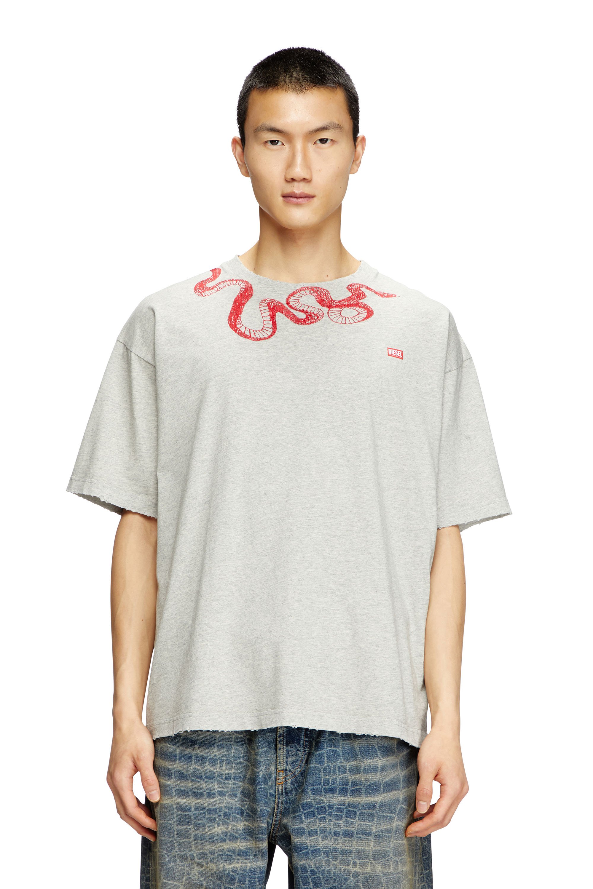 뱀의 해를 기념하기 위해 디자인된 이 한정판 티셔츠의 목선에는 붉은 뱀이 자수되어 있습니다. 이미지