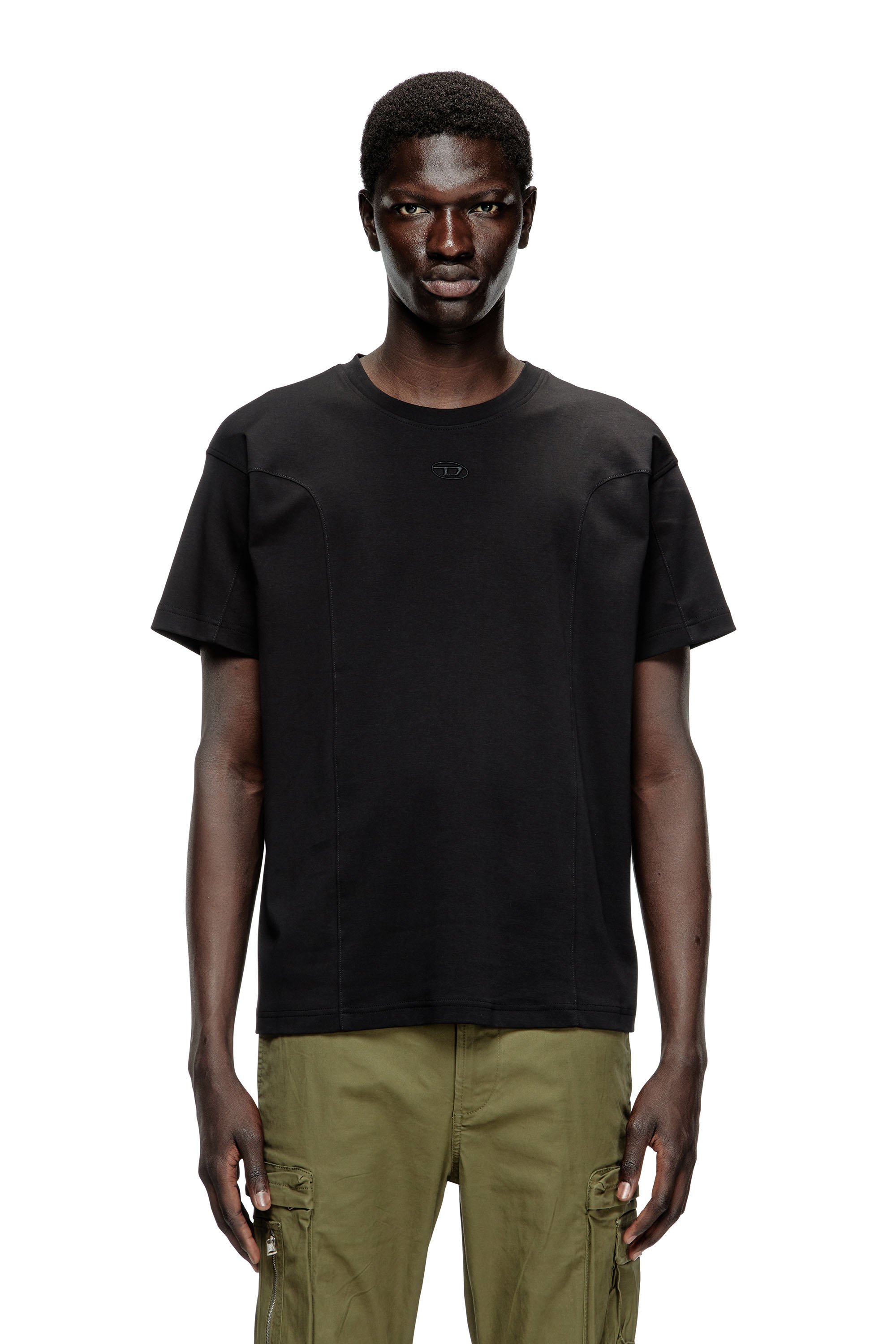 곡선형 인레이가 이 남성용 반팔 티셔츠의 규칙적인 실루엣을 풍부하게 만들어 유연함과 구조의 균형을 이루고 있습니다. 이미지