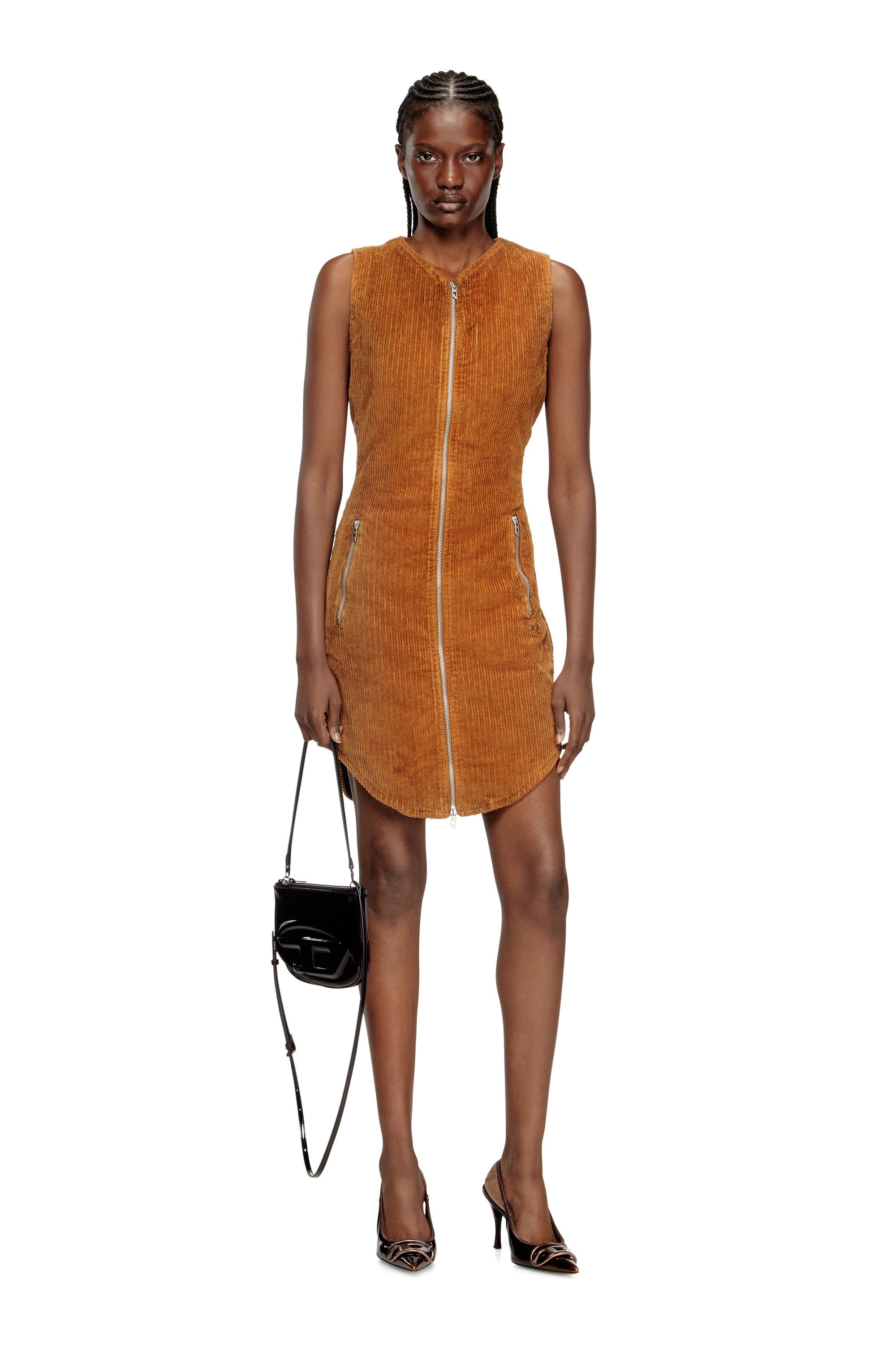 약간 신축성 있는 코튼 소재로 만든 V넥라인의 민소매 미니 드레스입니다. 이미지