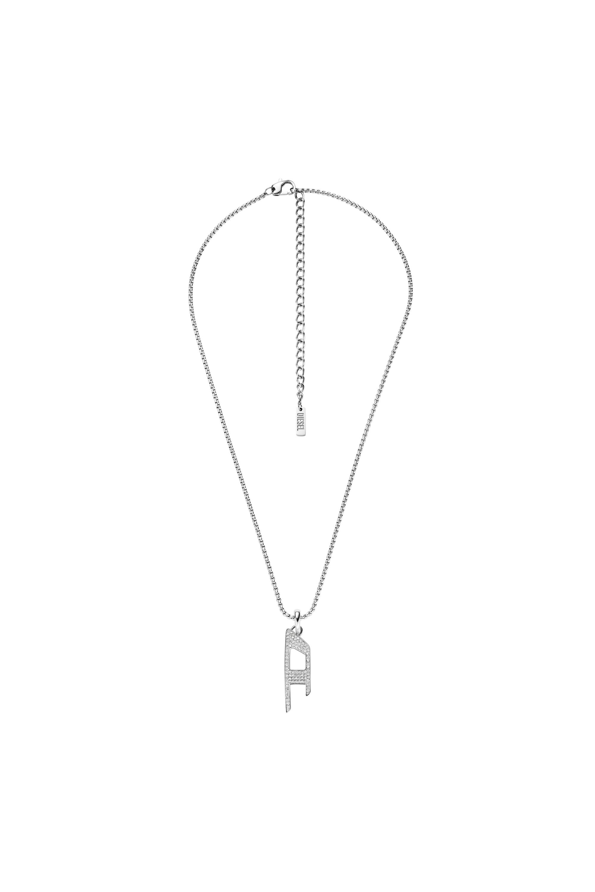 디젤의 실버 톤 펜던트 목걸이는 스테인리스 스틸과 반짝이는 D 로고 펜던트가 특징입니다.- 소재: 스테인리스 스틸; 잠금 장치: 랍스터 클래스프; 마감: 광택; 치수: 길이 450mm+100mm x 너비 34mm x 높이 이미지