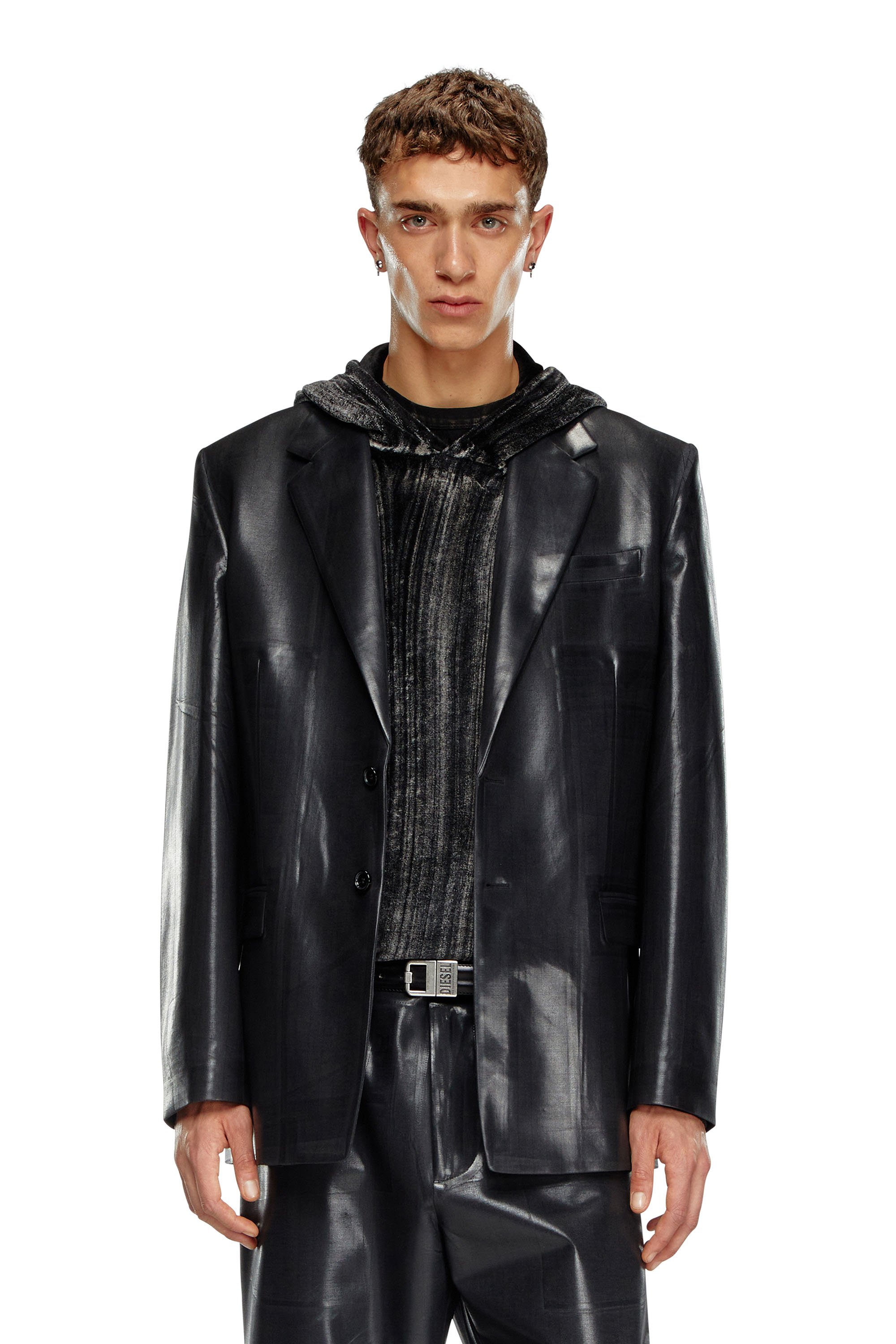 Diesel의 맞춤형 디자인에 대한 대안적 해석의 한 예인 이 남성용 블레이저는 앞면에 코팅된 기술적인 핀스트라이프 쿨 울 소재로 제작되어 구조를 강조하는 광택 마감을 제공합니다. 이미지