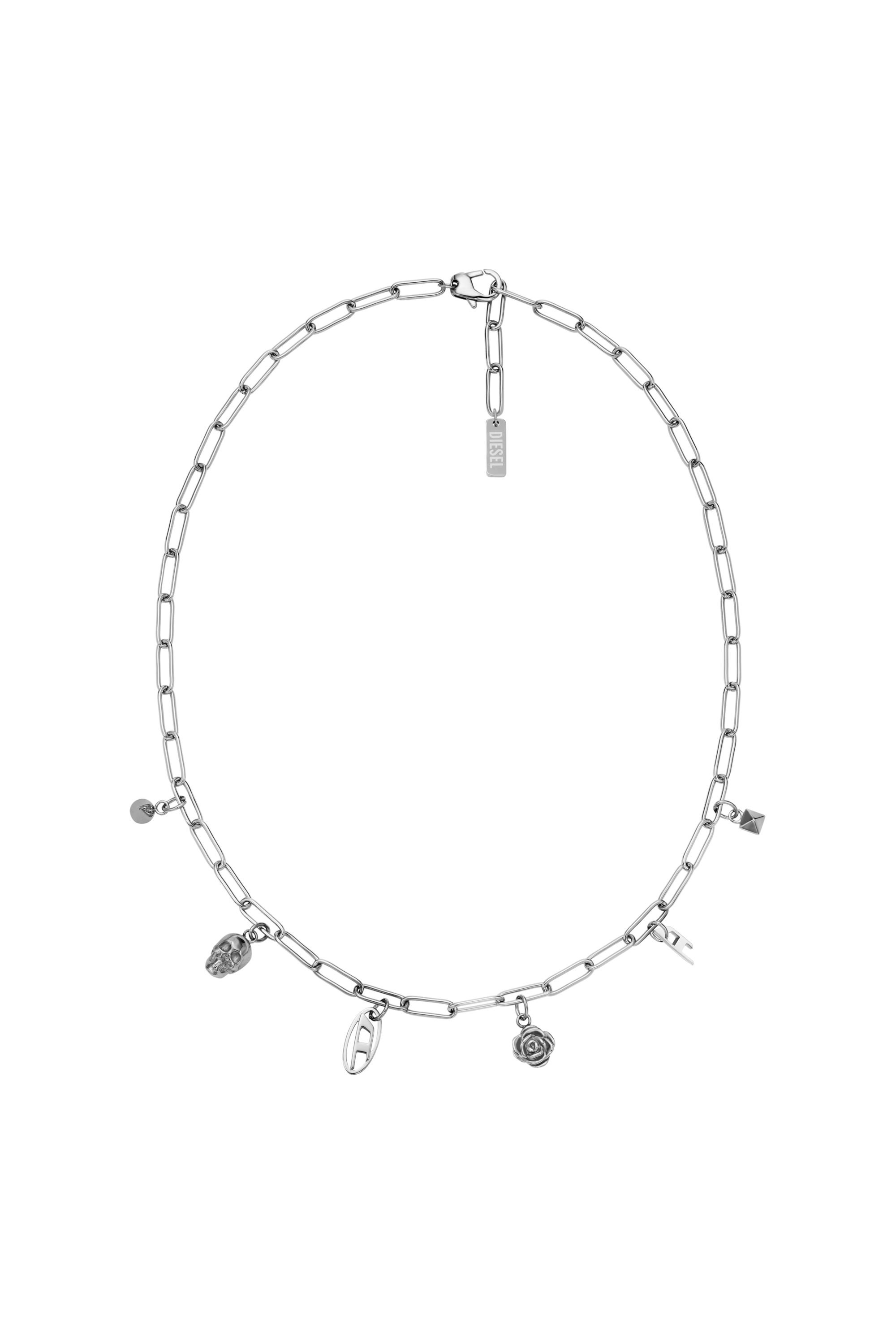 디젤의 스테인리스 스틸 참 목걸이는 디젤 브랜드의 독특한 요소를 나타내는 4개의 참이 달린 링크 체인으로 구성되어 있습니다. 이미지