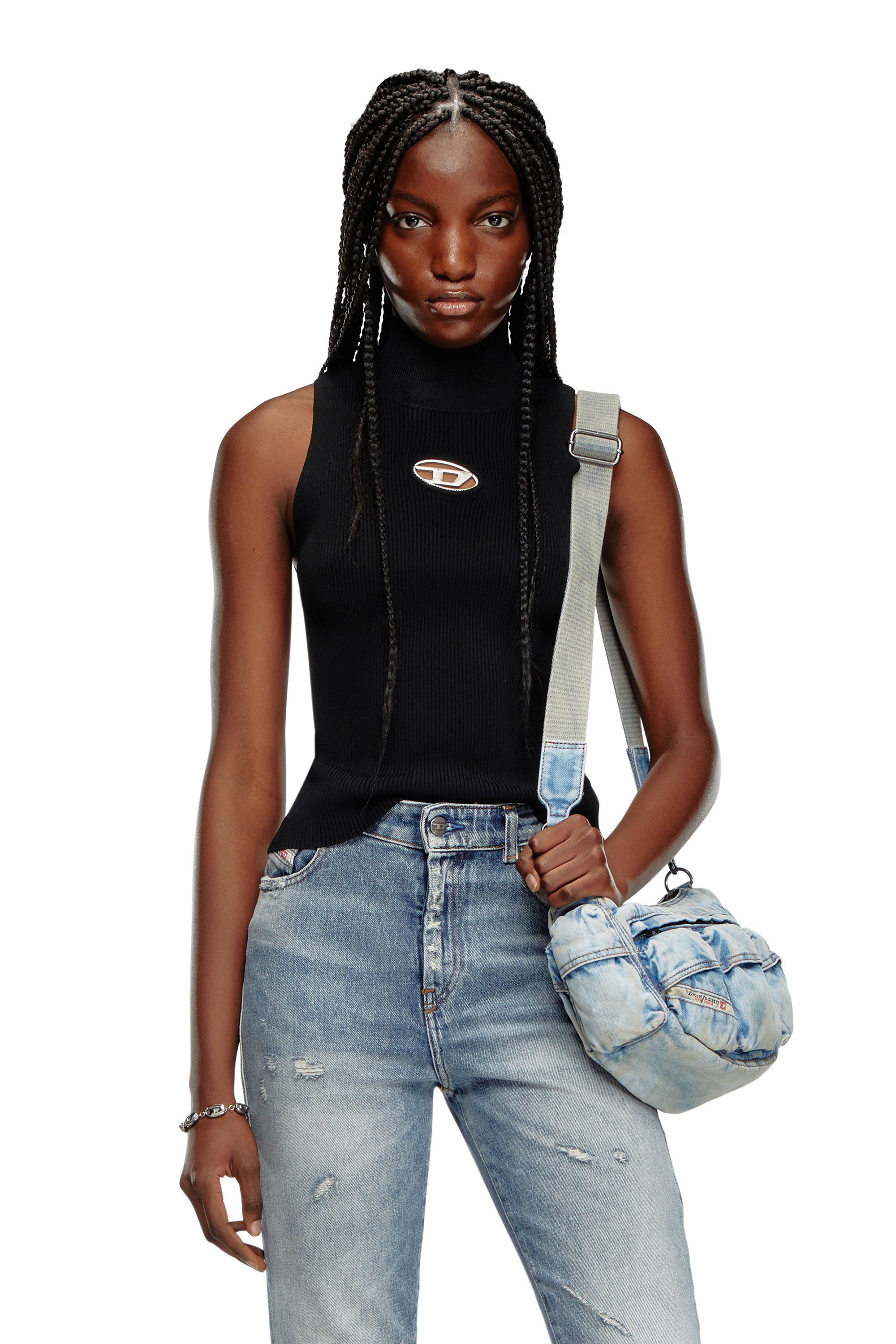 이 여성용 민소매 상의는 몸에 꼭 맞는 핏을 위해 유연한 리브 니트 소재로 만들어졌습니다. 이미지