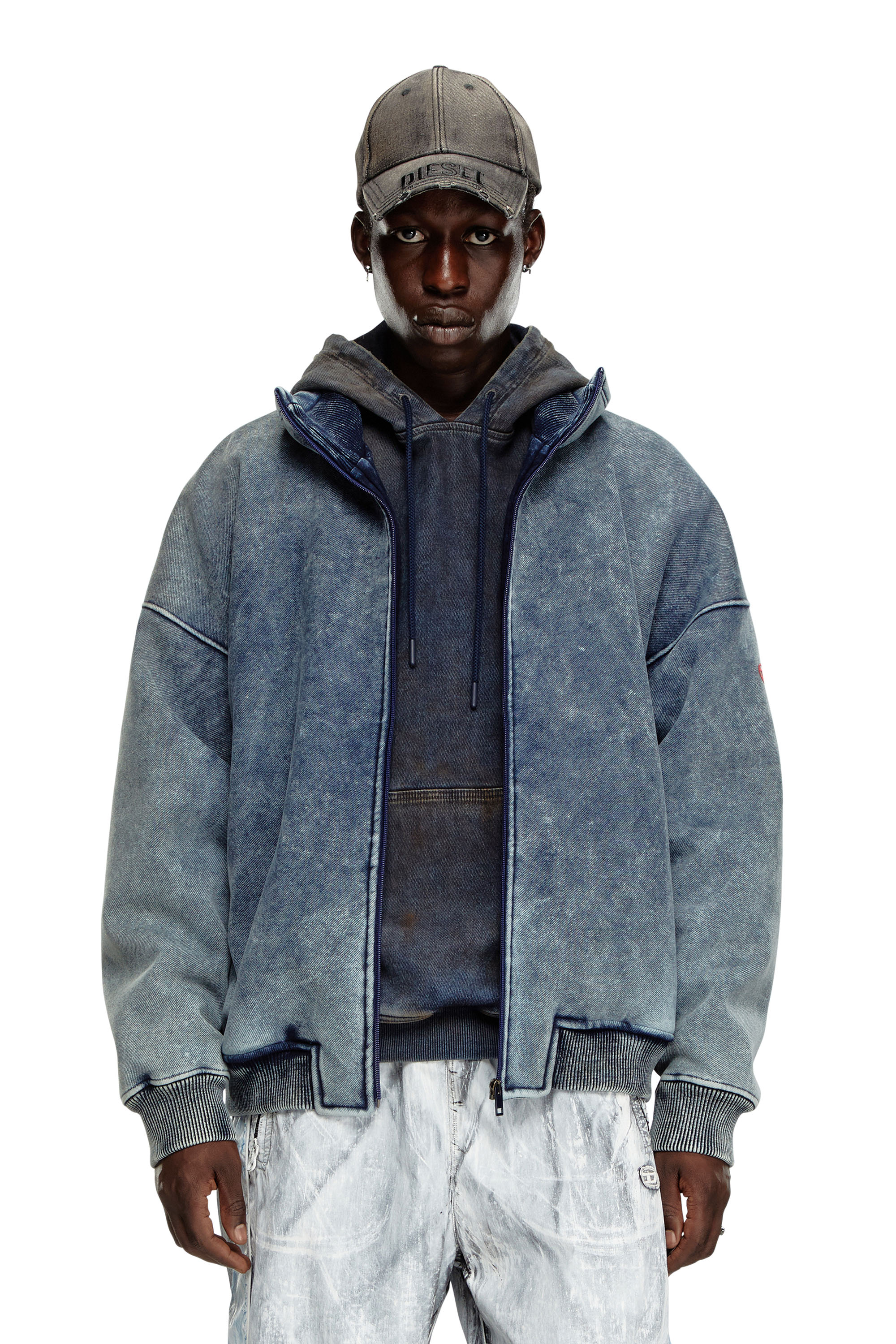 스웨트셔츠와 자켓 사이에 위치한 이 남성용 지퍼 스루는 부드러운 코튼 저지에 산성 세척 데님의 상징적인 대리석 무늬가 결합된 디자인입니다. 이미지