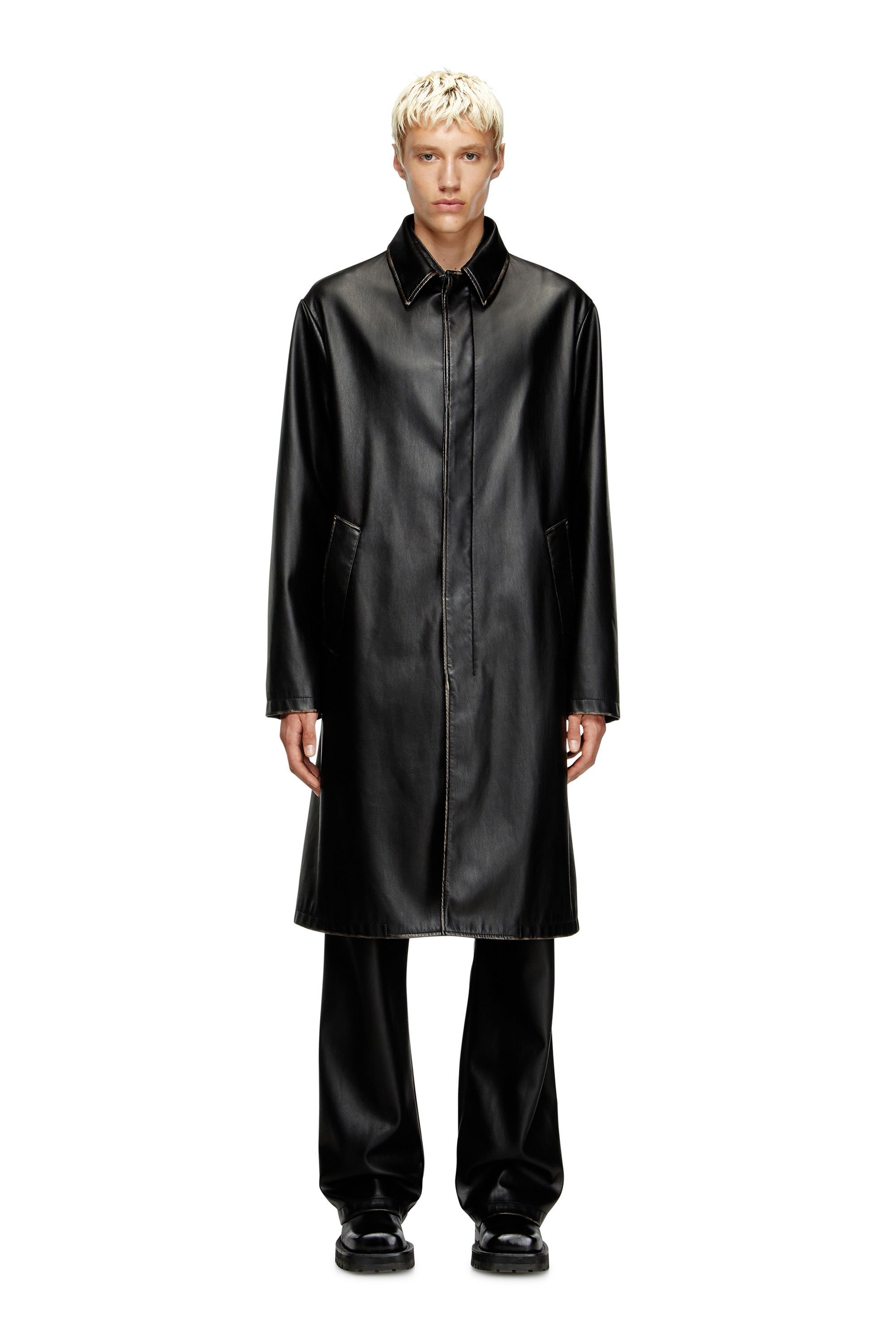 이 남성용 세련된 검은색 카 코트는 손으로 솔질하여 가장자리와 솔기 부분에 빈티지 효과를 냈습니다. 이미지