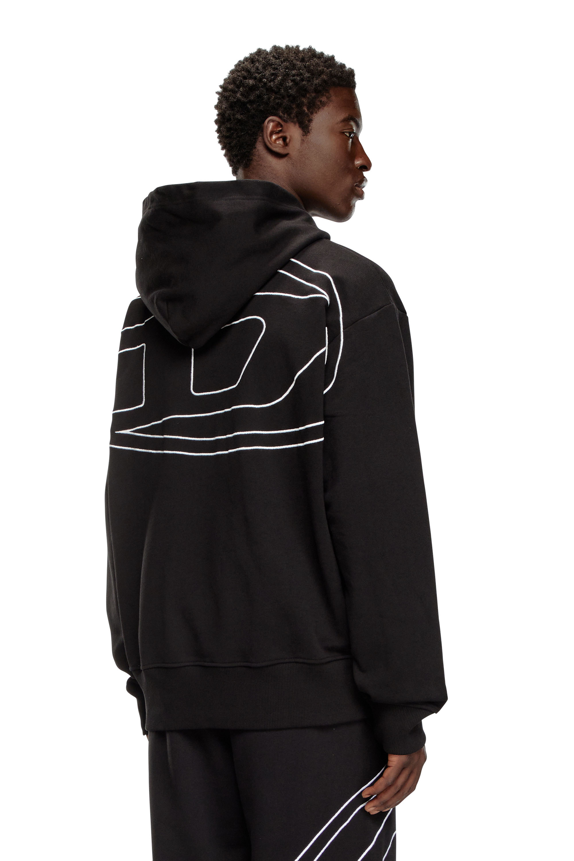 루프백 저지 소재의 남성용 후드 스웨트셔츠로, 유기농 코튼을 사용하여 제작되었습니다. 이미지