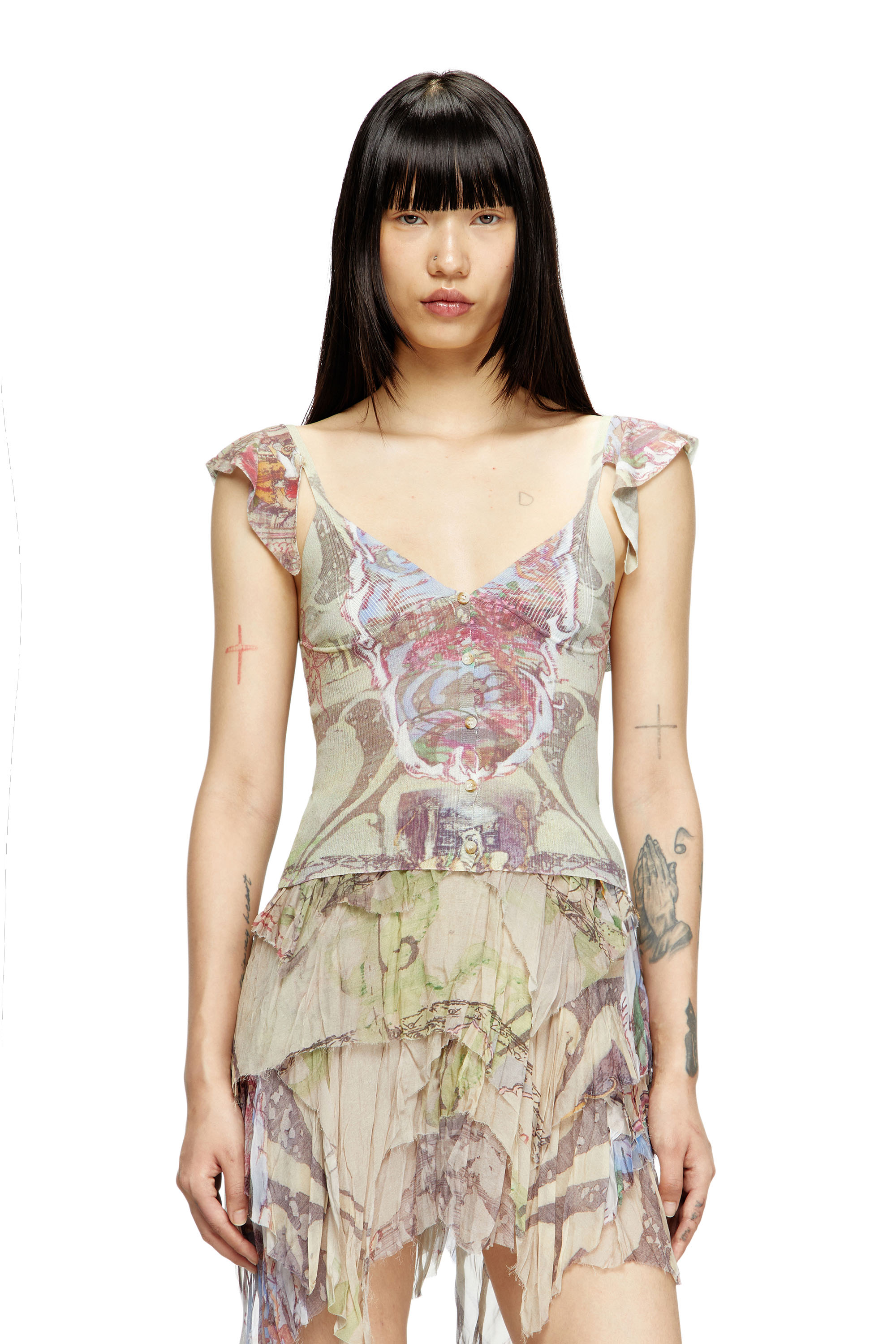 아티스트와의 협업으로 제작된 이 여성용 크롭 탑은 중세에서 영감을 받은 예술 작품이 전면에 프린트된 고급스러운 리브 코튼 블렌드 니트 소재입니다. 이미지