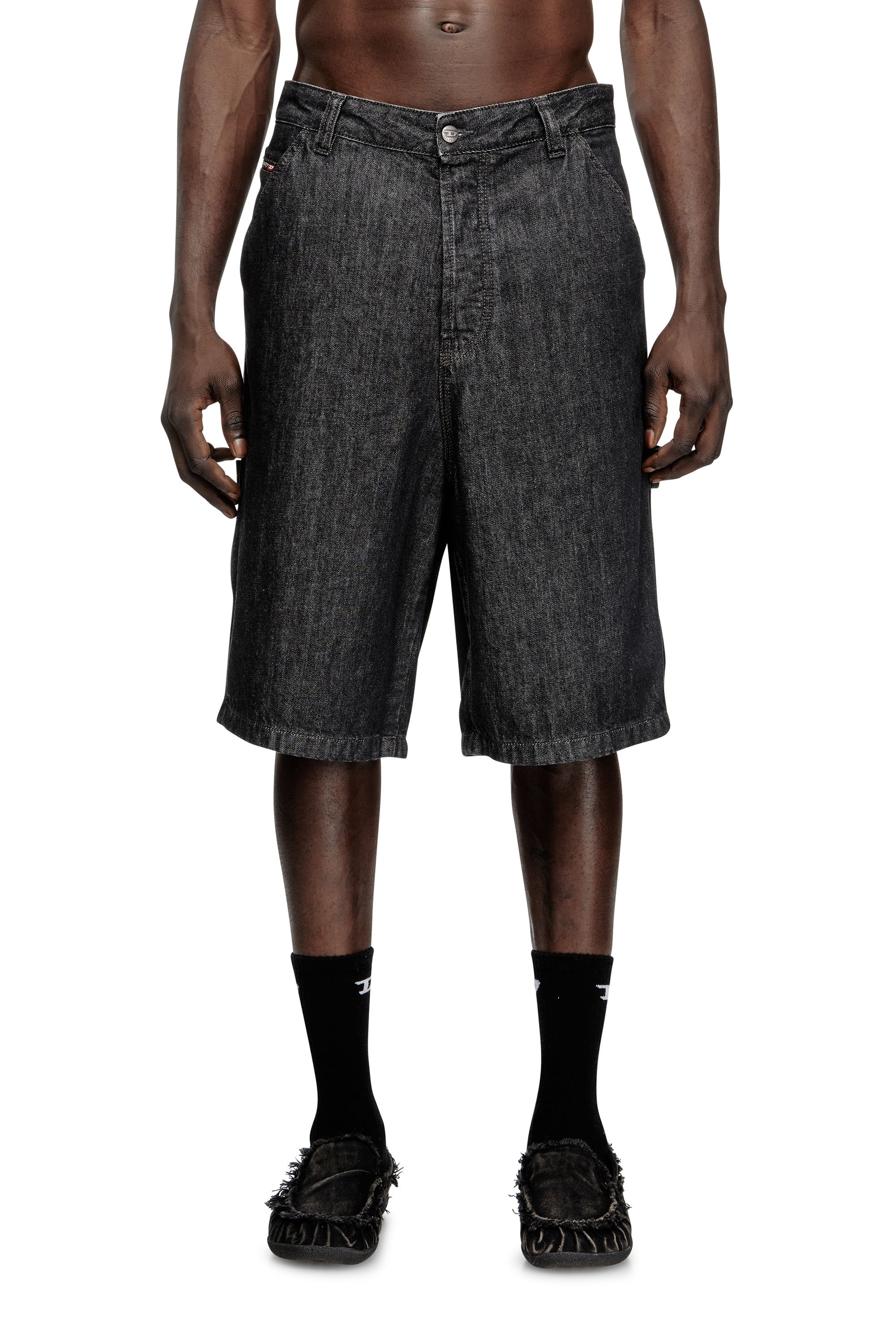 이 남성용 반바지는 낮은 허리와 여유로운 핏이 특징입니다. 이미지