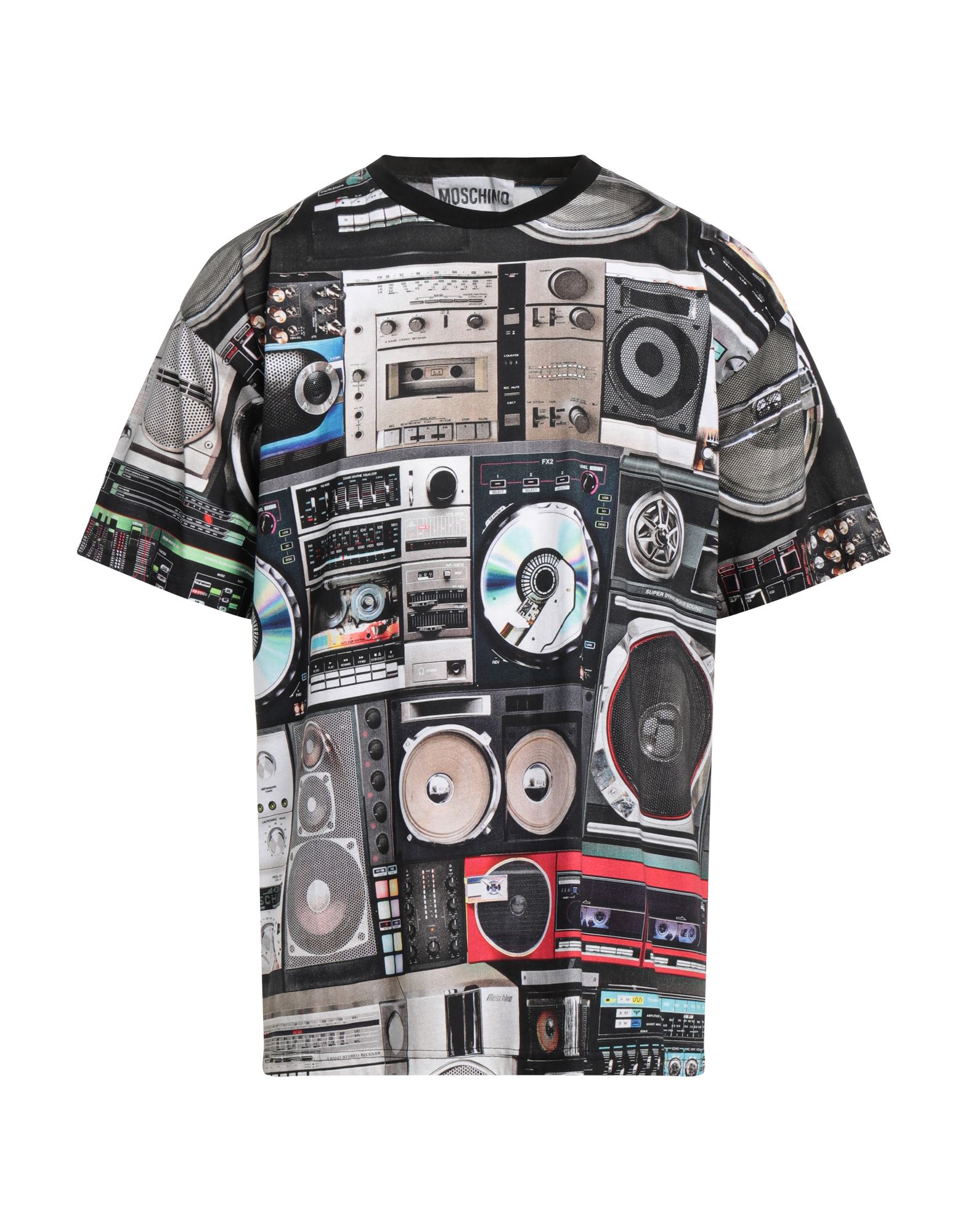 저지, 브랜드 로고, 멀티컬러 패턴, 라운드 네크라인, 쇼트 슬리브, 포켓 없음. 이미지