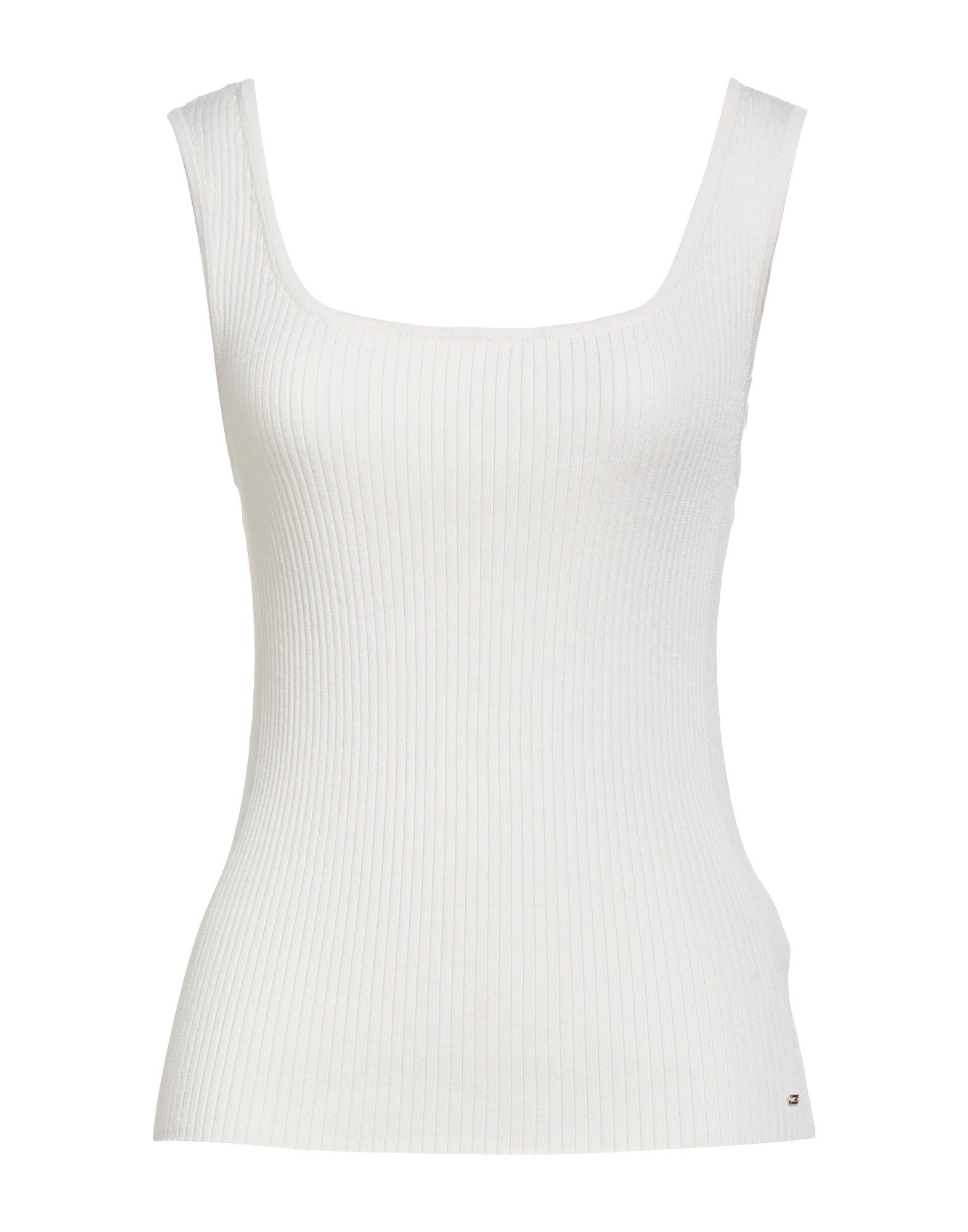 니트 소재, 라이트웨이트 니트, 솔리드 컬러, 브랜드 로고, 와이드 네크라인, 슬리브리스, 세탁기로 세탁, 표백 금지, 건조기 사용불가. 이미지