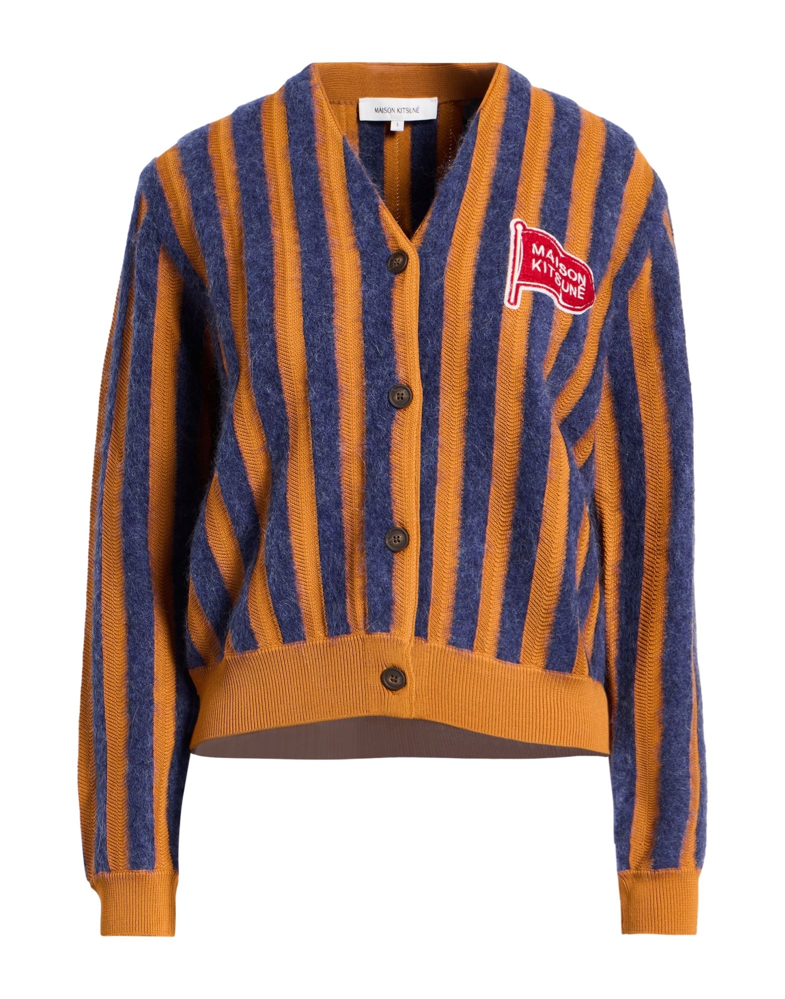 인타르시아 니트, 브러시드 펠트, 라이트웨이트 니트, 패치, 브랜드 로고, 투톤 패턴, 롱 슬리브, 버튼 여밈, 세탁기 세탁 또는 드라이클리닝, 표백 금지, 건조기 사용불가. 이미지