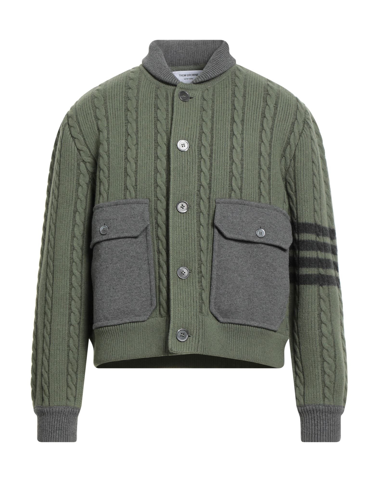 케이블 니트, 미디엄웨이트 니트, 브랜드 로고, 멀티컬러 패턴, 롱 슬리브, 리브 조직 커프스, 버튼 여밈, 플랩 포켓, 드라이클리닝, 표백 금지, 건조기 사용불가. 이미지