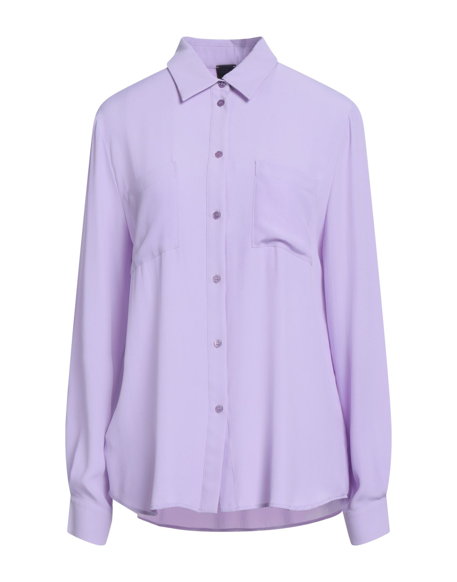 셔츠, 크레이프, 솔리드 컬러, 장식 부착 없음, 클래식 칼라, 롱 슬리브, 버튼 여밈, 포켓 2개, 드라이클리닝, 표백 금지, 건조기 사용불가, 편안함과 우아함이 결합된 격식을 갖춘 세련된 포멀 오피스 룩. 이미지