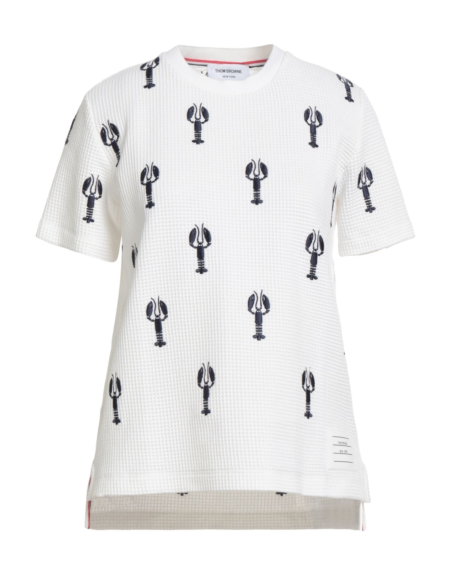 패턴 티셔츠, 니트 소재, 라이트웨이트 니트, 장식 디테일 솔리드 컬러, 자수 장식, 크루넥, 쇼트 슬리브, 드라이클리닝, 표백 금지, 건조기 사용불가. 이미지