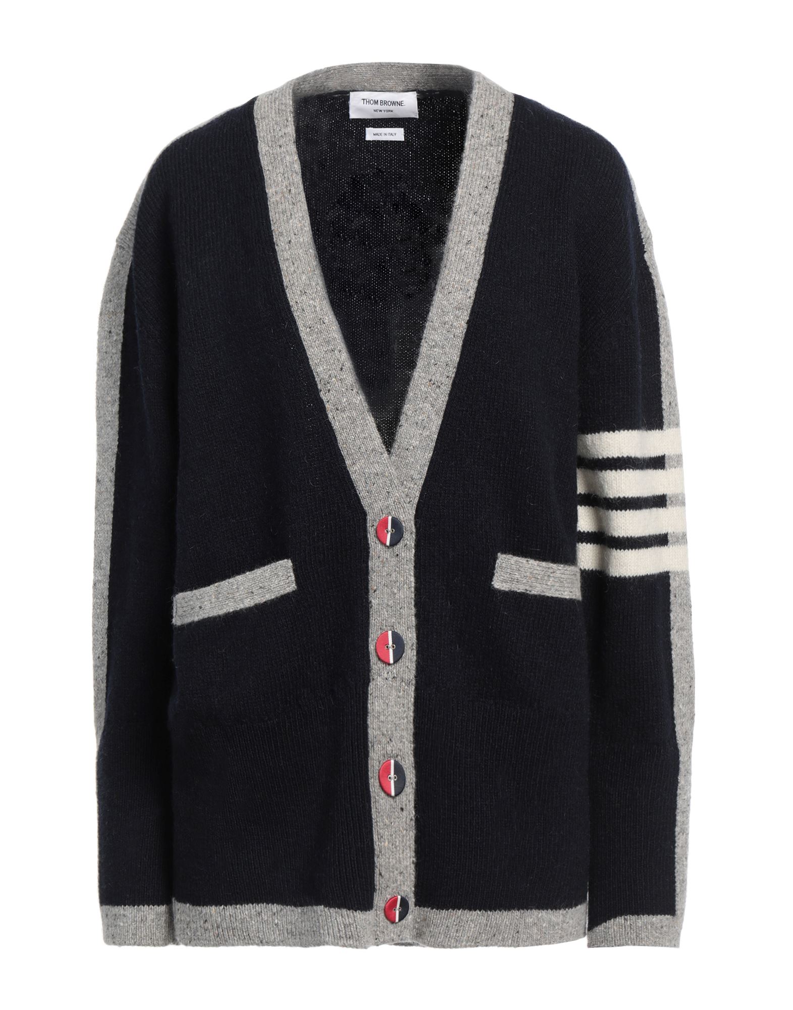 니트 소재, 미디엄웨이트 니트, 브랜드 로고, 멜란지, 롱 슬리브, 버튼 여밈, 멀티 포켓, 드라이클리닝, 표백 금지, 건조기 사용불가. 이미지