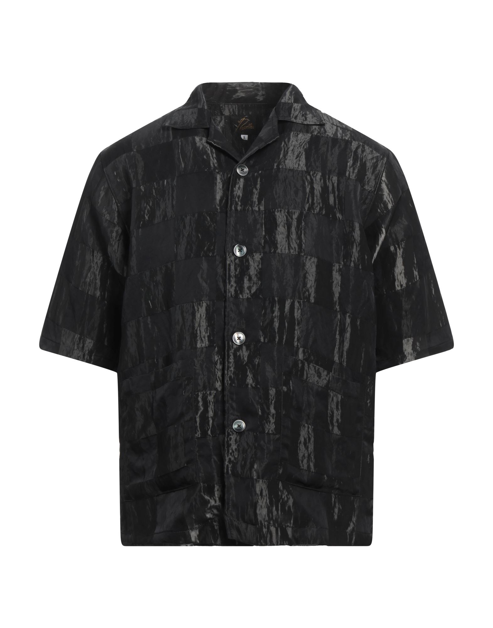 레귤러 셔츠, 새틴, 체크, 장식 부착 없음, 캠프 칼라, 쇼트 슬리브, 버튼 여밈, 멀티 포켓, 손세탁 또는 드라이클리닝, 표백 금지, 건조기 사용불가. 이미지