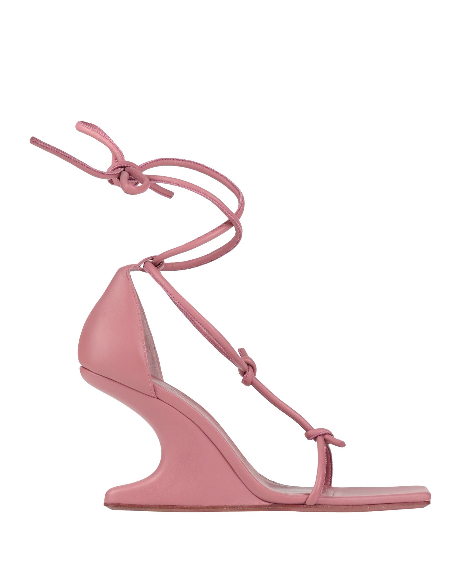 레이스업 샌들, 가죽, 솔리드 컬러, 장식 부착 없음, 가죽 소재의 내부, 앵클 레이스업, 스퀘어 토, 조각적인 힐, 가죽/고무 밑창, 동물성 비섬유 자재 함유, 결혼식 하객 스타일로도 적합한 특별한 날에 어울리는 우아한 세레모니 룩. 이미지