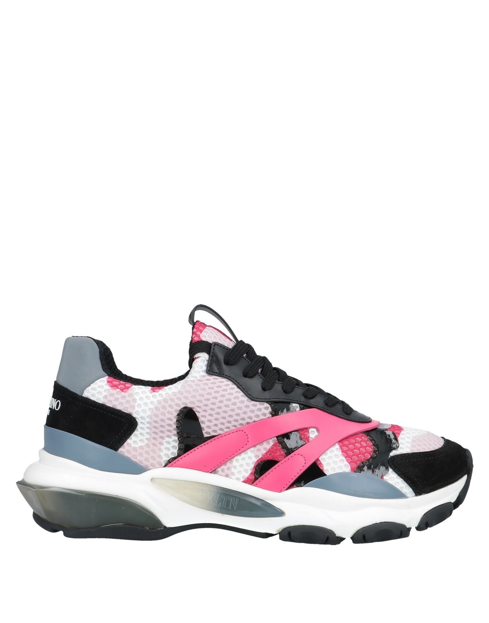 가죽, 테크니컬 패브릭, 반사소재 디테일, 브랜드 로고, 카무플라주 패턴, 내부 패브릭, 레이스업 여밈, 라운드 토, 힐 없음, 미끄럼방지 고무 밑창, 동물성 비섬유 자재 함유, 스몰 핏, 로우탑 스니커즈 & 스포츠 슈즈. 이미지