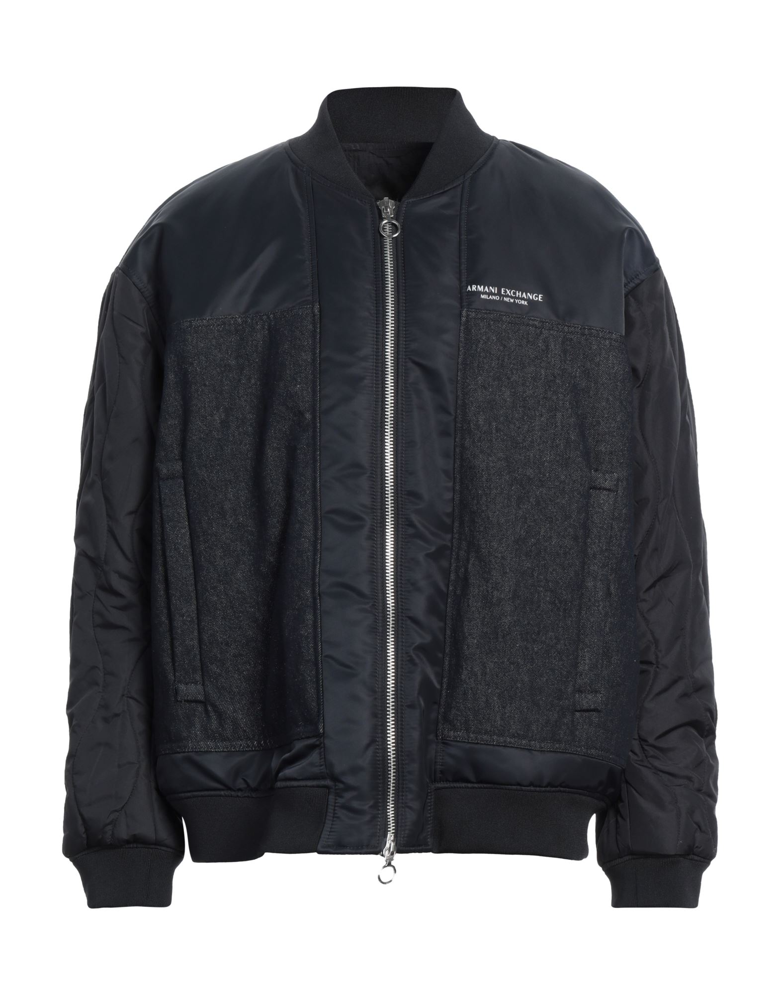 보머 자켓, 테크니컬 패브릭, 데님, 브랜드 로고, 솔리드 컬러, 크루넥, 싱글브레스티드, 롱 슬리브, 합성 충전재, 지퍼 여밈, 멀티 포켓, 세탁기로 세탁, 표백 금지, 건조기 사용불가. 이미지