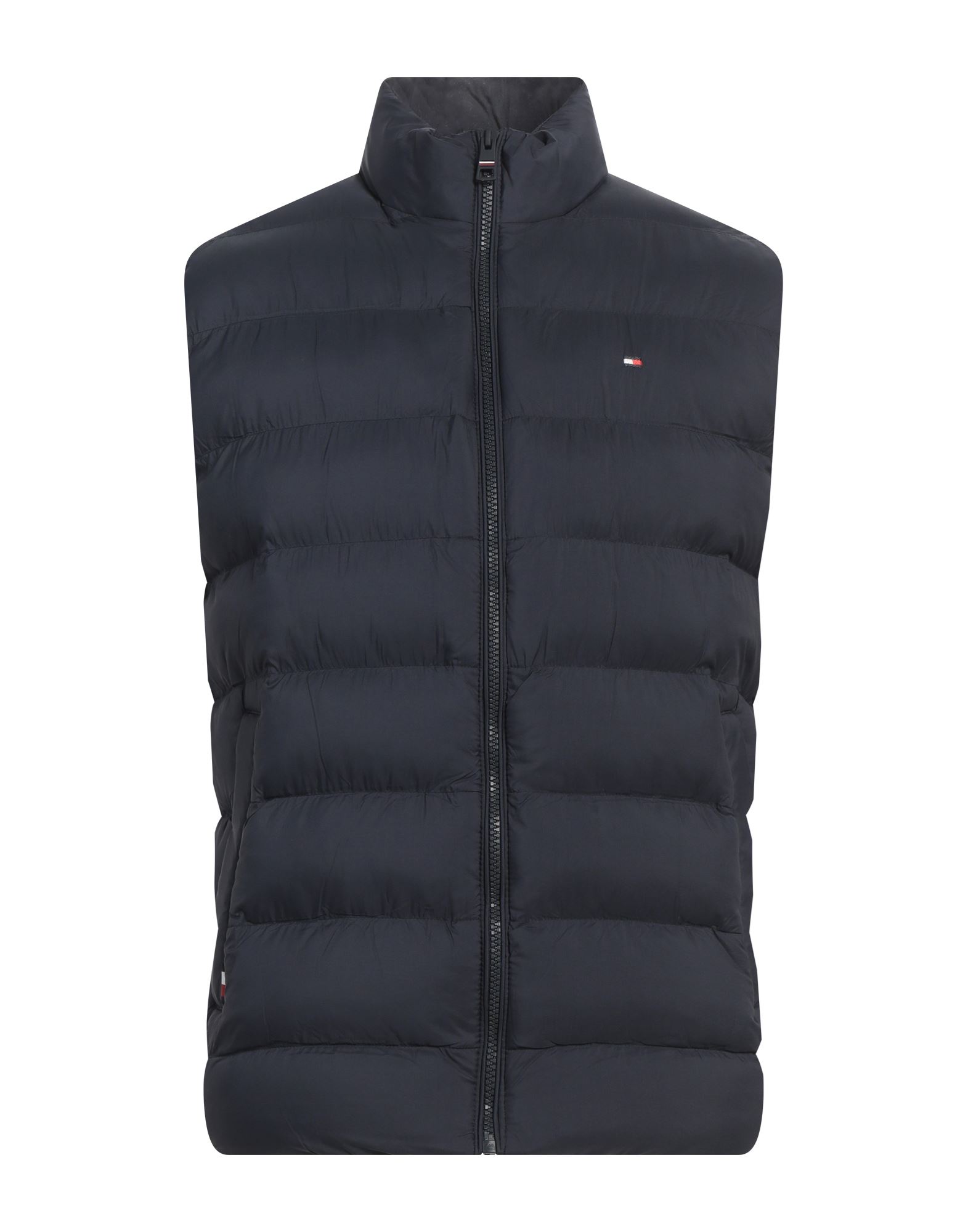 테크니컬 패브릭, 솔리드 컬러, 자수 로고 장식, 터틀넥, 싱글브레스티드, 슬리브리스, 합성 충전재, 지퍼 여밈, 멀티 포켓, 세탁기 세탁 또는 드라이클리닝, 표백 금지, 건조기 사용가능. 이미지