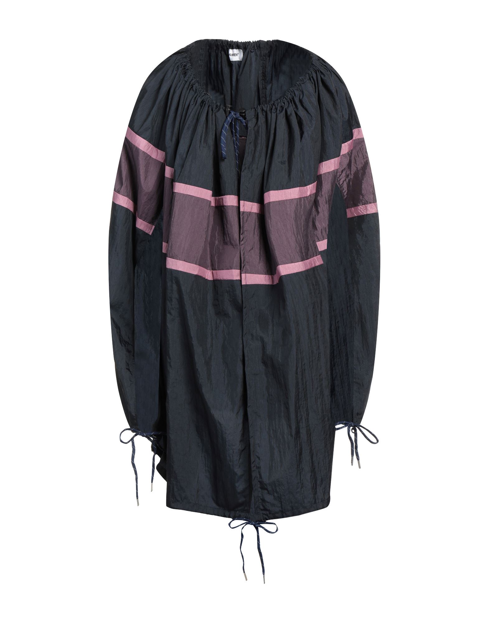 망토, 테크니컬 패브릭, 스트라이프, 브랜드 로고, 크루넥, 드로스트링 여밈, 멀티 포켓, 드로스트링 헴라인. 이미지