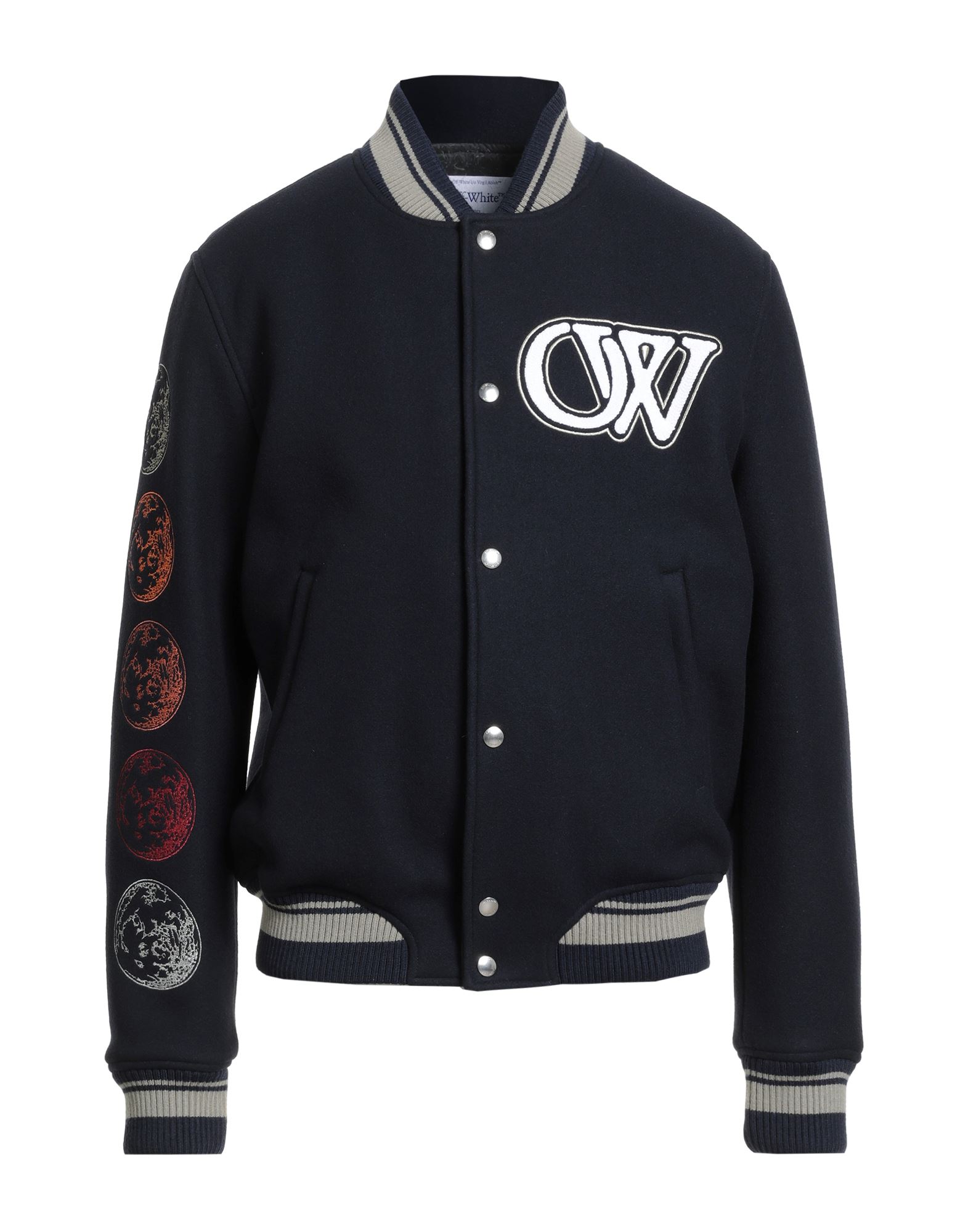 보머 자켓, 펠트, 자수 로고 장식, 장식 효과, 장식 디테일 솔리드 컬러, 크루넥, 롱 슬리브, 안감있음, 스냅버튼 여밈, 슬릿 포켓, 내부 포켓, 드라이클리닝, 표백 금지, 건조기 사용불가. 이미지