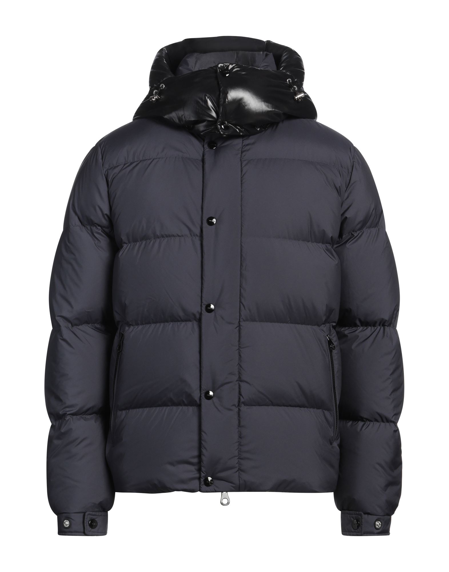 쇼트 다운 자켓, 테크니컬 패브릭, 솔리드 컬러, 장식 부착 없음, 목 부분의 분리 가능한 후드, 롱 슬리브, 구스 다운 내장, 지퍼 여밈, 멀티 포켓, 동물성 비섬유 자재 함유, 손세탁, 표백 금지, 건조기 사용불가, 다림질 금지. 이미지