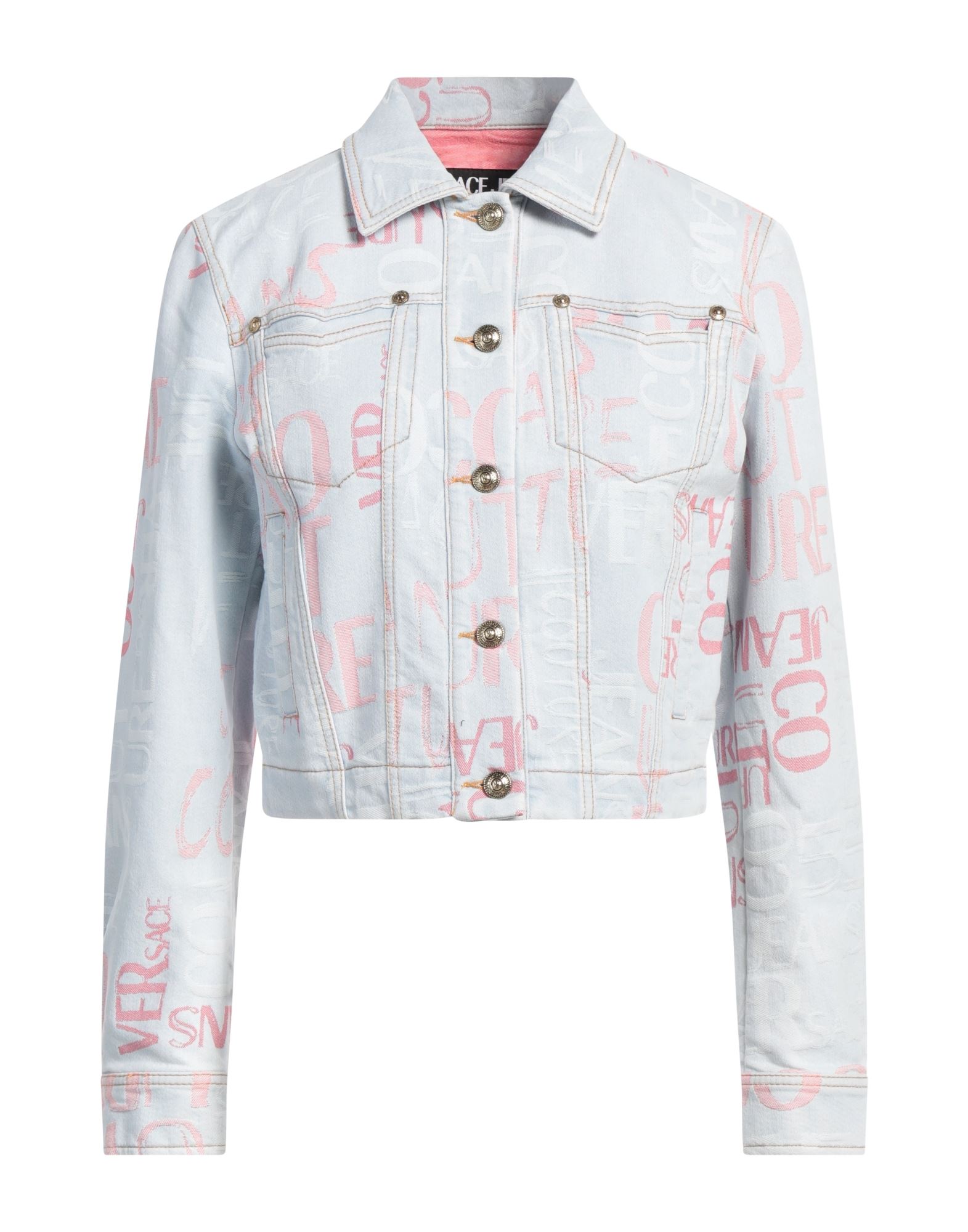 데님 트러커 자켓, 데님, 로고 디자인, 브랜드 로고, 라이트 워싱, 클래식 칼라, 싱글브레스티드, 롱 슬리브, 버튼 커프스, 안감없음, 버튼 여밈, 포켓 2개, 멀티 포켓, 스트레치, 동물성 비섬유 자재 함유, 세탁기 세탁 또는 드라이클리닝, 표백 금지, 건조기 사용불가. 이미지