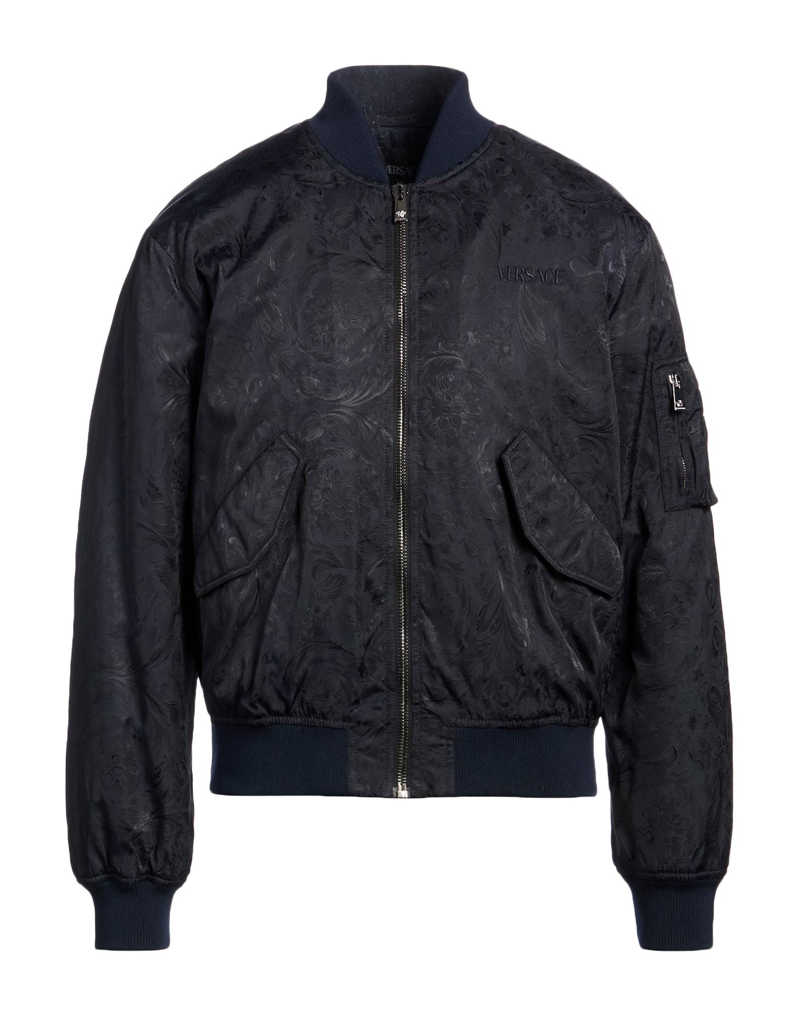 보머 자켓, 테크니컬 패브릭, 자카드, 자수 로고 장식, 시그니처 프린트, 크루넥, 롱 슬리브, 합성 충전재, 라이트 패딩, 지퍼 여밈, 플랩 포켓, 세탁기 세탁 또는 드라이클리닝, 표백 금지, 건조기 사용불가. 이미지