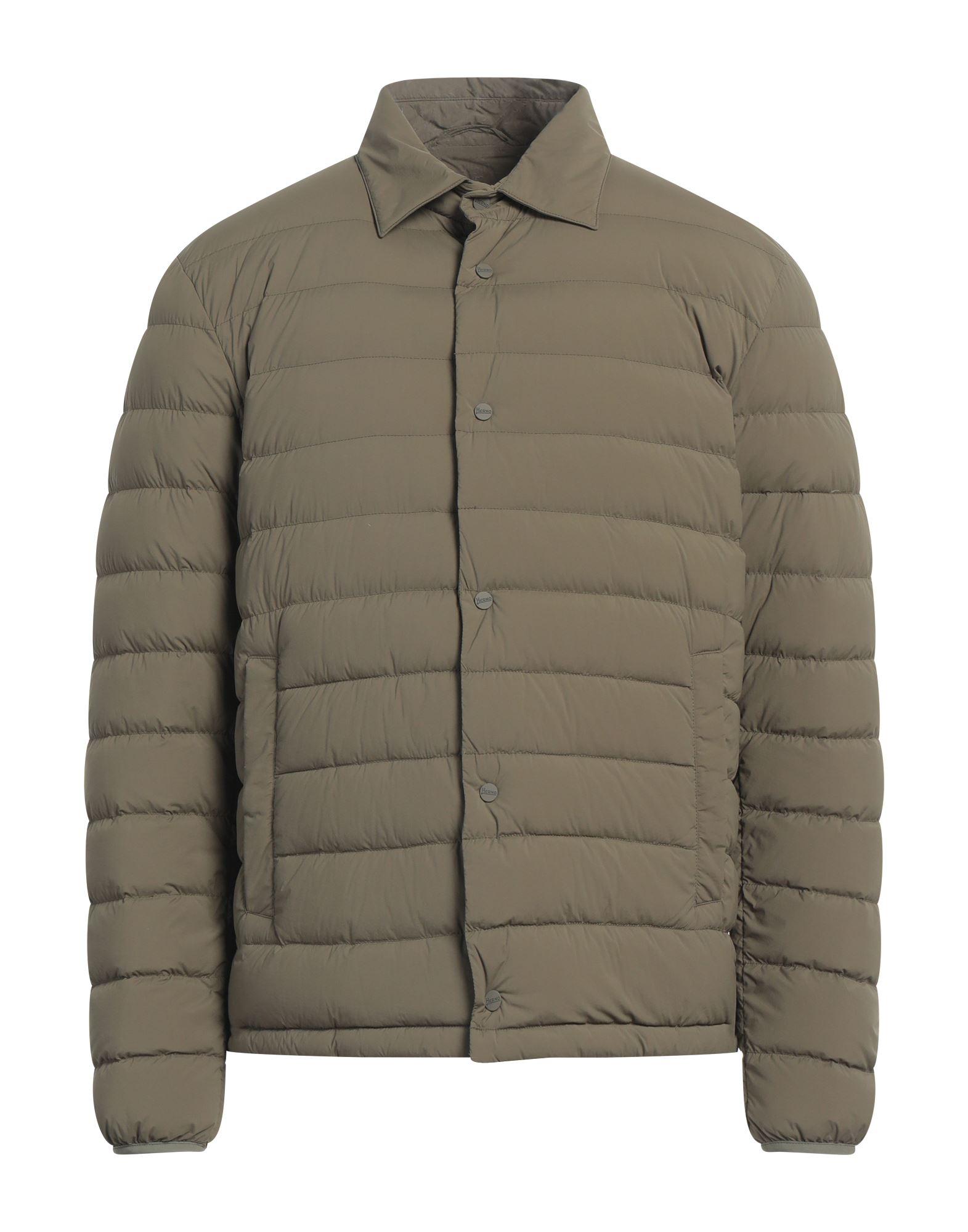 쇼트 다운 자켓, 테크니컬 패브릭, 퀼팅, 브랜드 로고, 솔리드 컬러, 클래식 칼라, 싱글브레스티드, 롱 슬리브, 구스 다운 내장, 스냅버튼 여밈, 멀티 포켓, 스트레치, 동물성 비섬유 자재 함유, 드라이클리닝, 표백 금지, 건조기 사용불가. 이미지