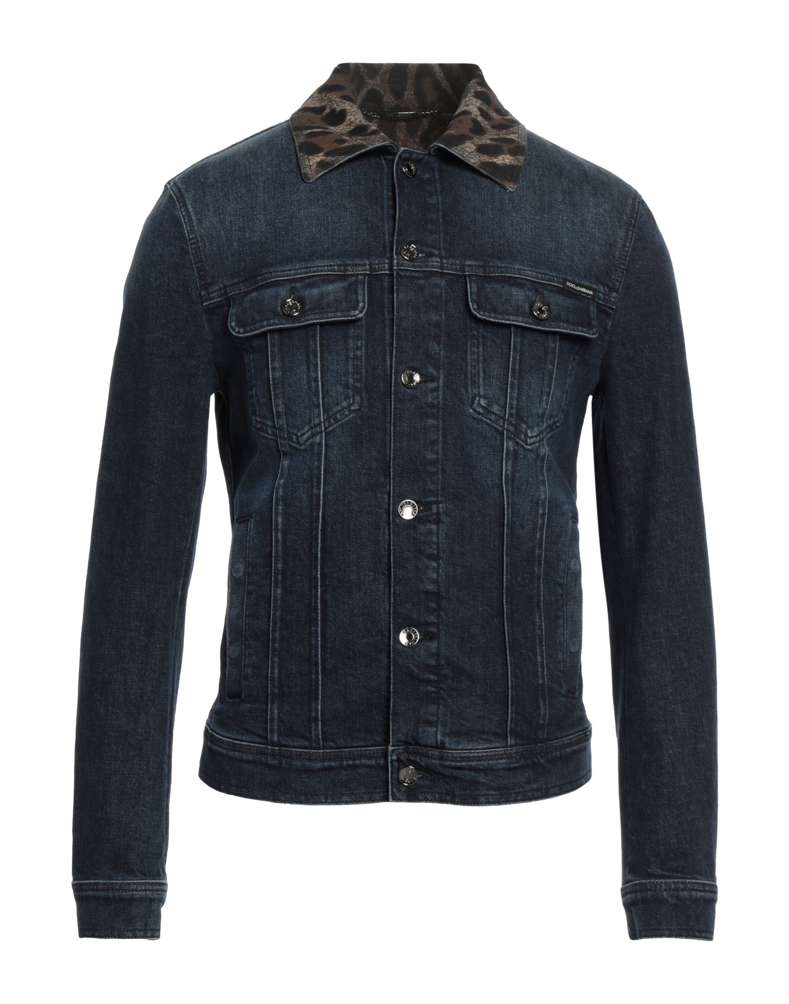 데님 트러커 자켓, 데님, 레오파드 패턴, 브랜드 로고, 다크 워싱, 클래식 칼라, 싱글브레스티드, 롱 슬리브, 안감없음, 버튼 여밈, 멀티 포켓, 스트레치. 이미지