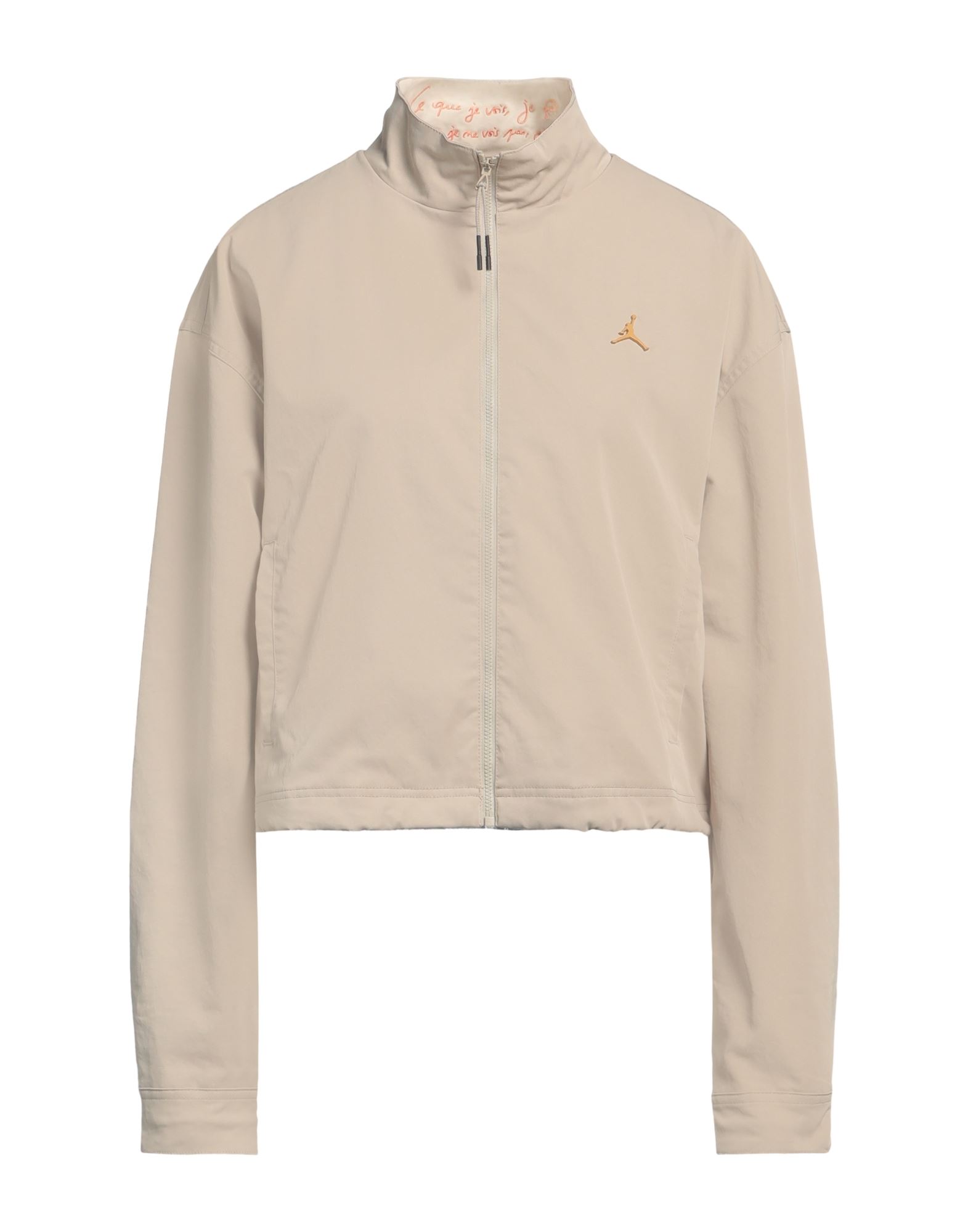 캐주얼 자켓, 트윌, 솔리드 컬러, 브랜드 로고, 자수 장식, 터틀넥, 싱글브레스티드, 롱 슬리브, 안감있음, 지퍼 여밈, 멀티 포켓, 드로스트링 헴라인, 세탁기로 세탁, 표백 금지, 건조기 사용가능. 이미지