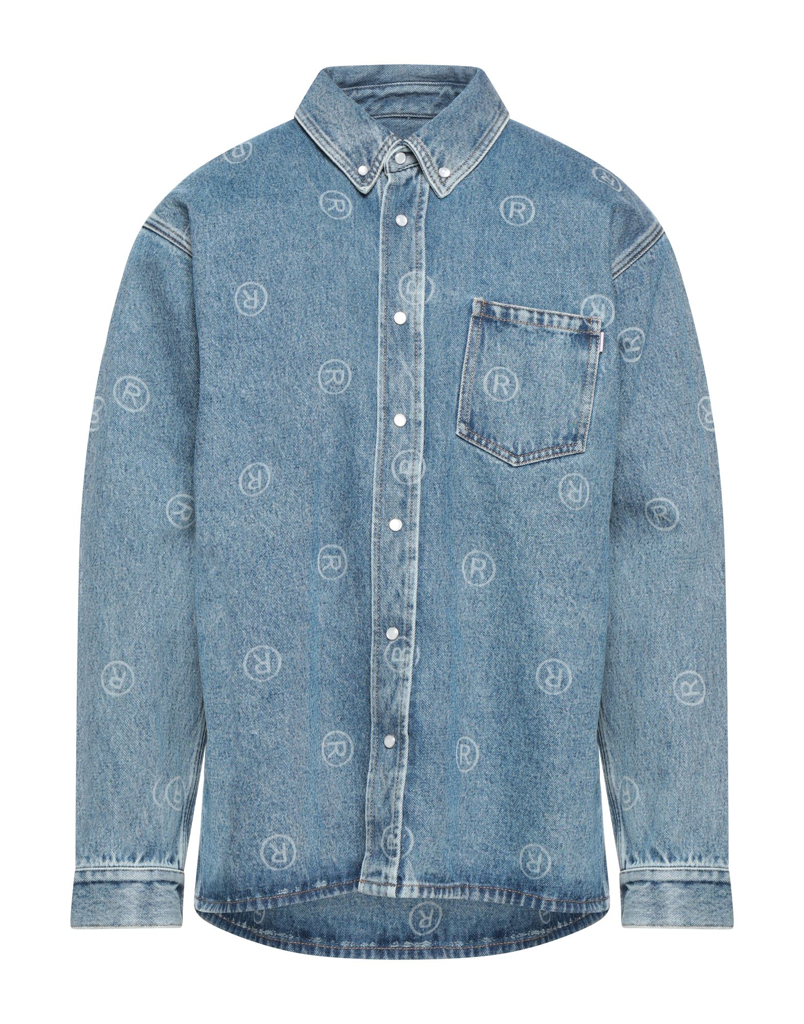 데님 트러커 자켓, 데님, 디스트레스드 효과, 로고 디자인, 브랜드 로고, 미디엄 워싱, 클래식 칼라, 싱글브레스티드, 롱 슬리브, 안감없음, 바디 내장, 스냅버튼 여밈, 멀티 포켓. 이미지