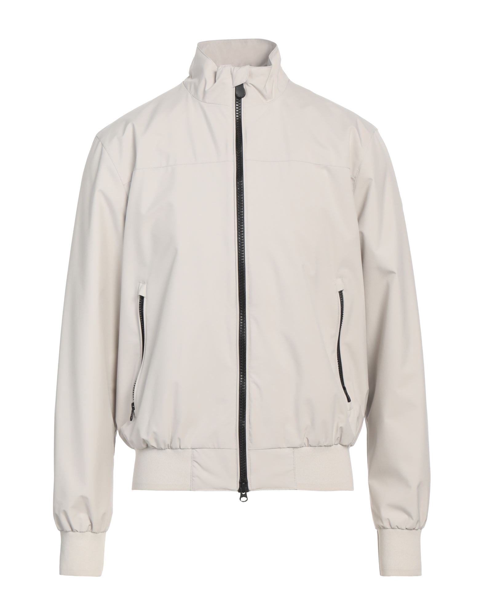 윈드브레이커, 테크니컬 패브릭, 발수 소재, 통기성 원단, 솔리드 컬러, 브랜드 로고, 터틀넥, 싱글브레스티드, 롱 슬리브, 안감있음, 지퍼 여밈, 멀티 포켓, 세탁기로 세탁, 표백 금지, 건조기 사용불가, 다림질 금지. 이미지