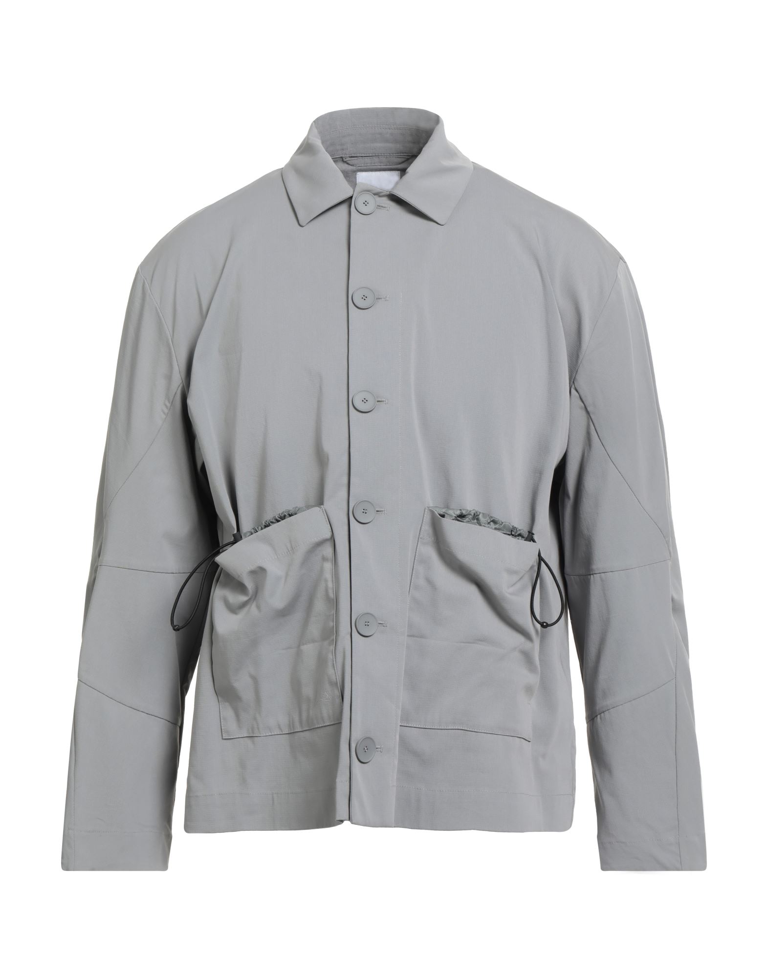 캐주얼 자켓, 우븐, 솔리드 컬러, 브랜드 로고, 클래식 칼라, 싱글브레스티드, 롱 슬리브, 안감없음, 버튼 여밈, 멀티 포켓, 스트레치, 세탁기 세탁 또는 드라이클리닝, 표백 금지, 건조기 사용불가. 이미지