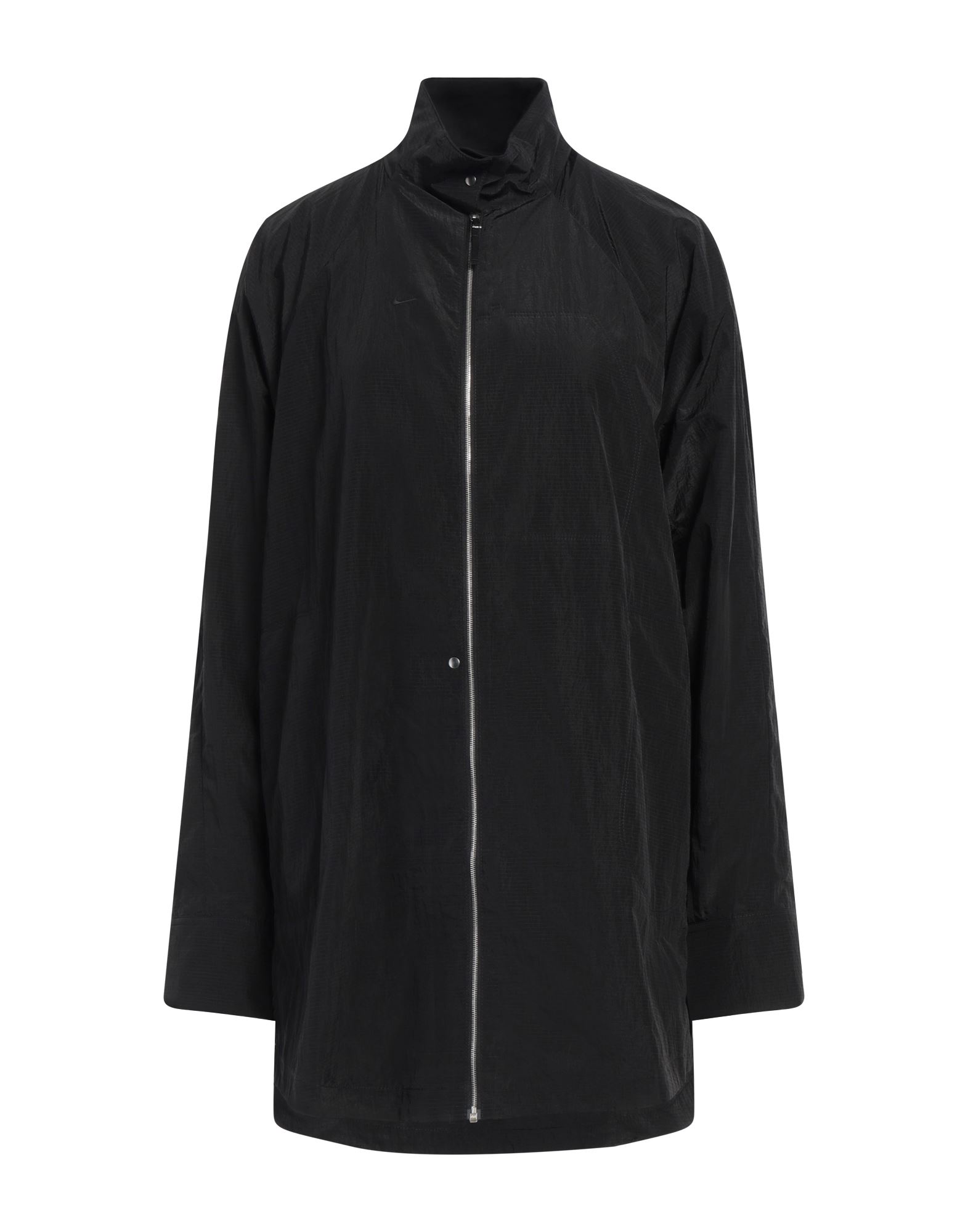 윈드브레이커, 테크니컬 패브릭, 브랜드 로고, 솔리드 컬러, 터틀넥, 싱글브레스티드, 롱 슬리브, 안감있음, 지퍼 여밈, 멀티 포켓, 세탁기 세탁 또는 드라이클리닝, 표백 금지, 건조기 사용불가. 이미지