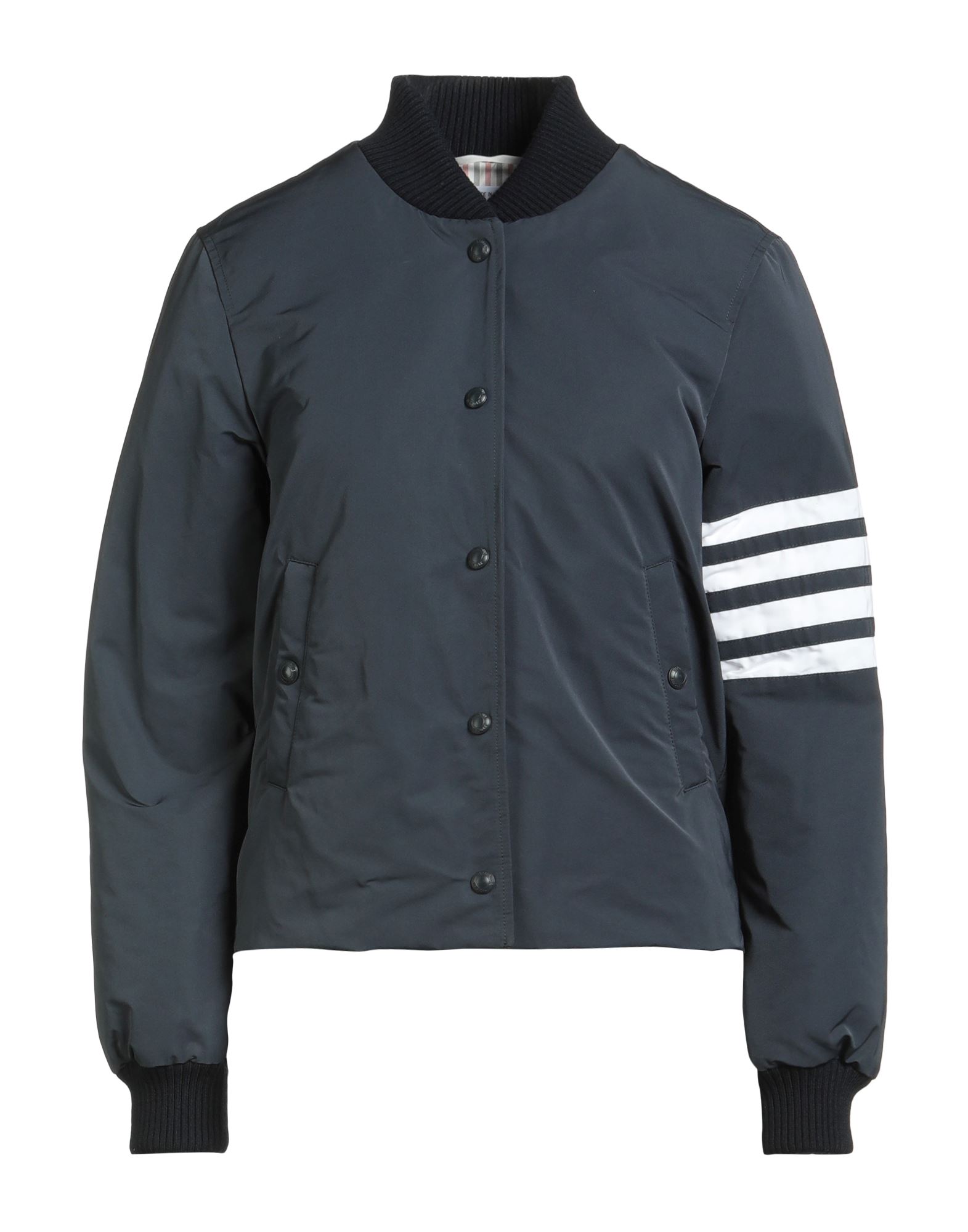 쇼트 다운 자켓, 테크니컬 패브릭, 장식 디테일 솔리드 컬러, 브랜드 로고, 니트 트리밍, 크루넥, 싱글브레스티드, 롱 슬리브, 구스 다운 내장, 스냅버튼 여밈, 멀티 포켓, 동물성 비섬유 자재 함유, 드라이클리닝, 표백 금지, 건조기 사용불가. 이미지