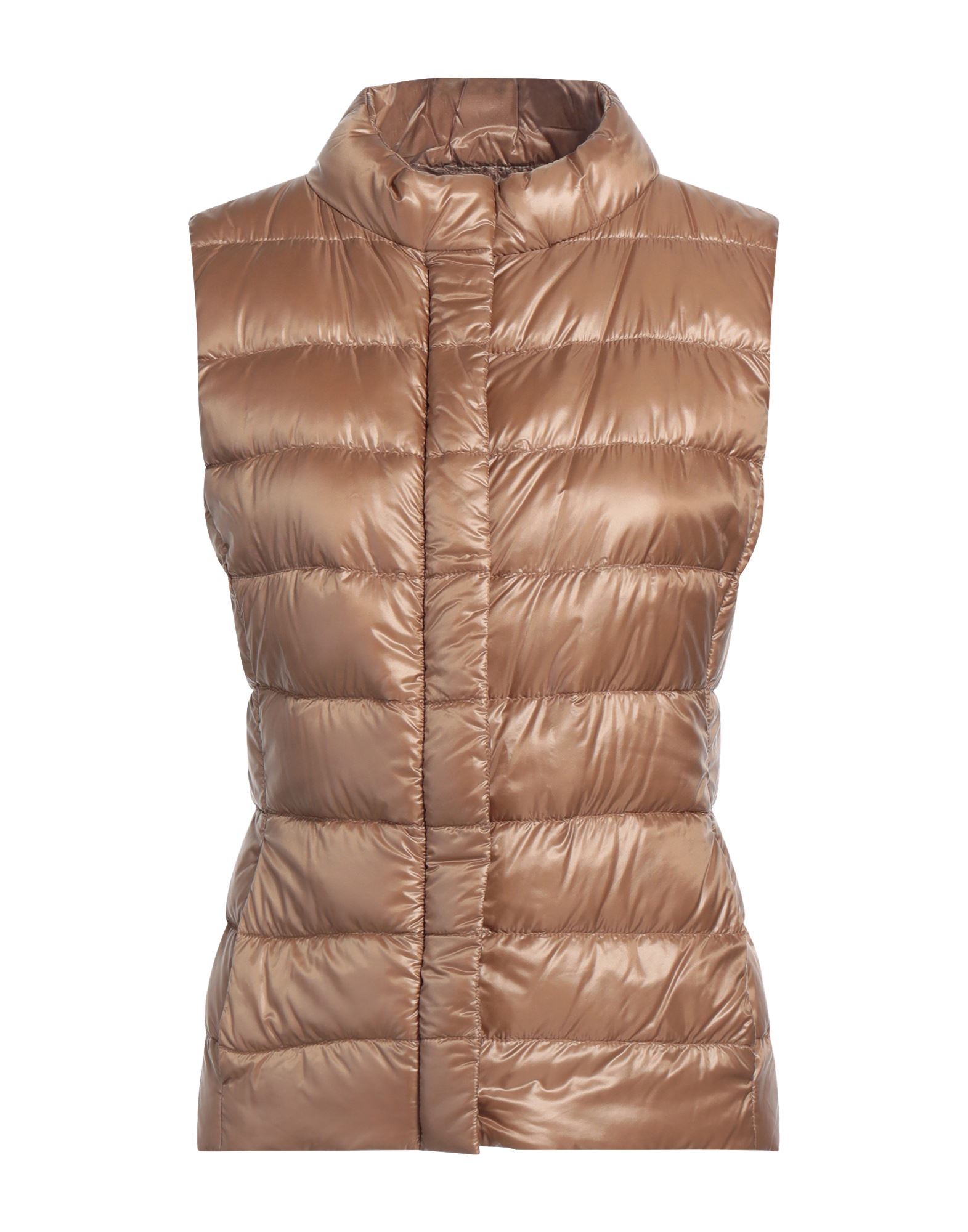 테크니컬 패브릭, 솔리드 컬러, 브랜드 로고, 크루넥, 싱글브레스티드, 슬리브리스, 구스 다운 내장, 라이트 패딩, 지퍼 여밈, 스냅버튼 여밈, 멀티 포켓, 동물성 비섬유 자재 함유, 손세탁, 표백 금지, 건조기 사용불가, 다림질 금지. 이미지