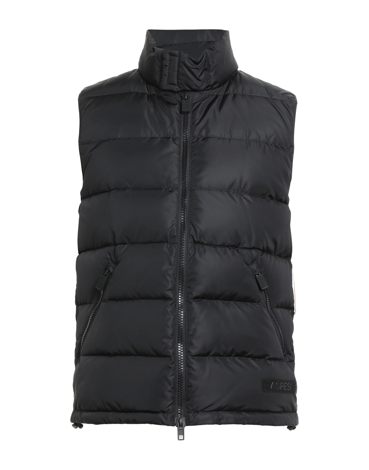 테크니컬 패브릭, 브랜드 로고, 솔리드 컬러, 터틀넥, 싱글브레스티드, 슬리브리스, 구스 다운 내장, 라이트 패딩, 지퍼 여밈, 벨크로 여밈, 지퍼 포켓, 내부 포켓, 동물성 비섬유 자재 함유, 세탁기 세탁 또는 드라이클리닝, 표백 금지, 건조기 사용불가. 이미지